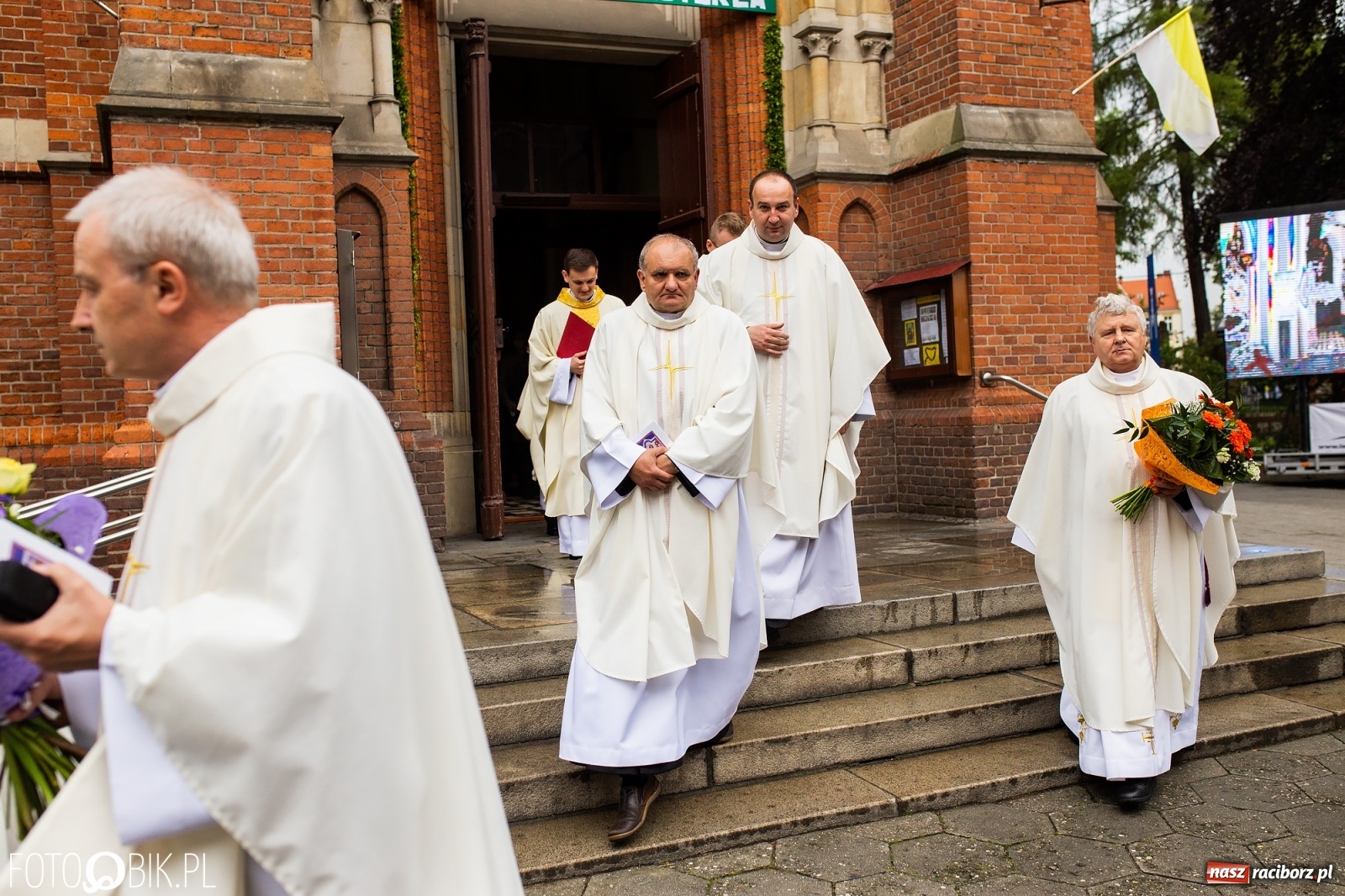 Zdjęcie w galerii na portalu naszraciborz.pl: Racibórz ma nowego kapłana. Święcenia ks. Marcina Jaśkowskiego na Ostrogu [FOTO] wiadomości z regionu