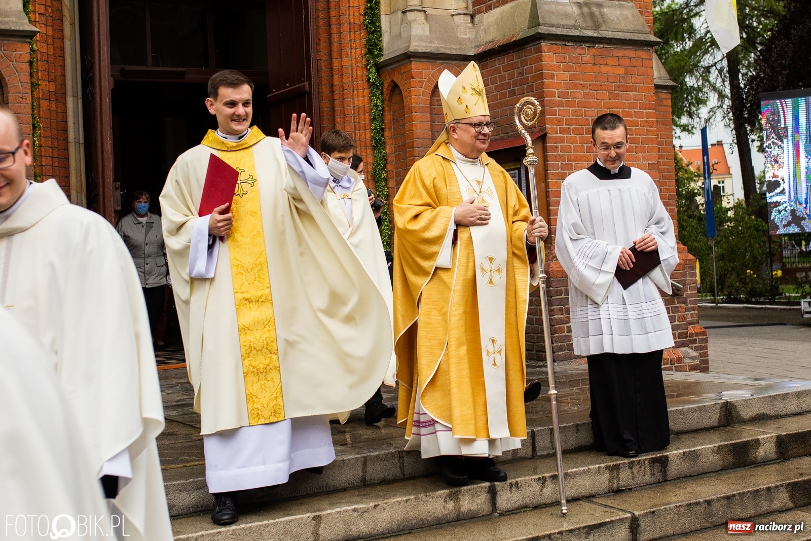 Zdjęcie w galerii na portalu naszraciborz.pl: Racibórz ma nowego kapłana. Święcenia ks. Marcina Jaśkowskiego na Ostrogu [FOTO] wiadomości z regionu