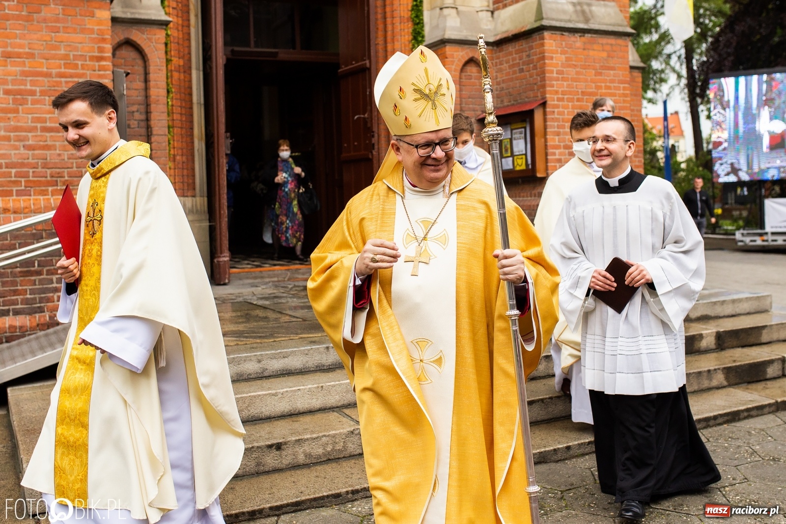 Zdjęcie w galerii na portalu naszraciborz.pl: Racibórz ma nowego kapłana. Święcenia ks. Marcina Jaśkowskiego na Ostrogu [FOTO] wiadomości z regionu