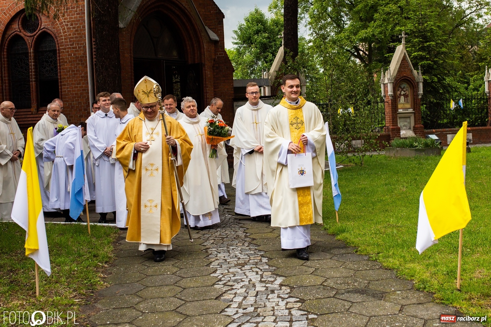 Zdjęcie w galerii na portalu naszraciborz.pl: Racibórz ma nowego kapłana. Święcenia ks. Marcina Jaśkowskiego na Ostrogu [FOTO] wiadomości z regionu