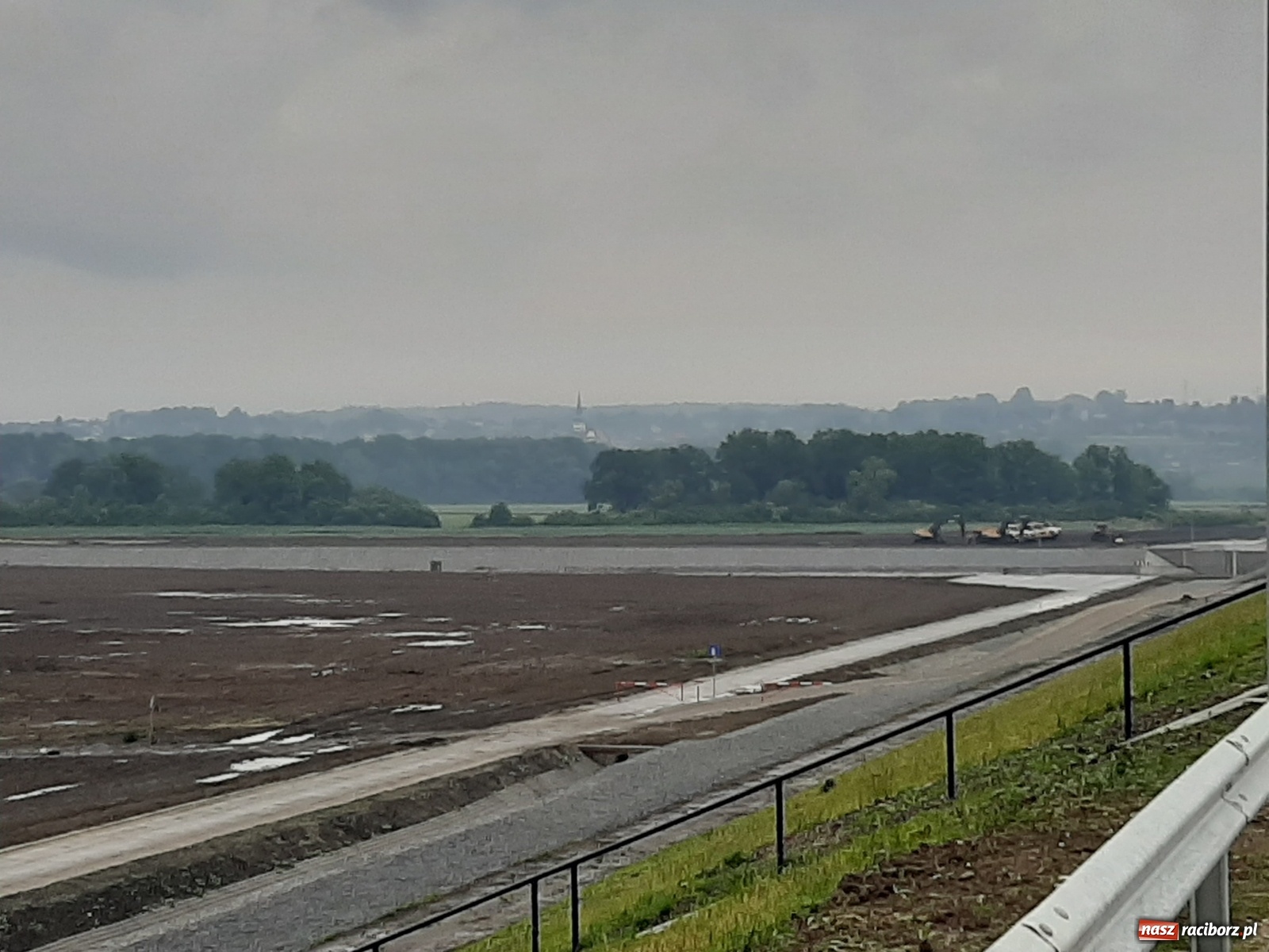 Zdjęcie w galerii na portalu naszraciborz.pl: Poziom Odry w Chałupkach ponad metr w górę [FOTO i WIDEO] wiadomości z regionu