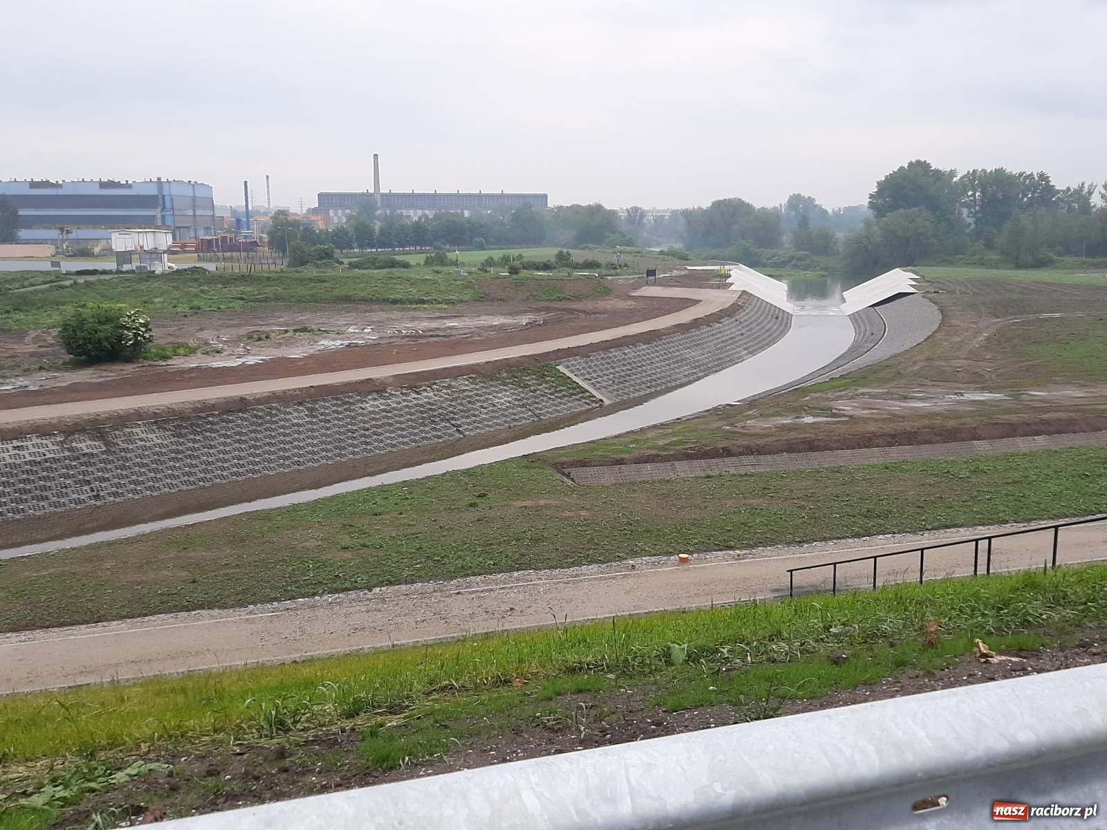 Zdjęcie w galerii na portalu naszraciborz.pl: Poziom Odry w Chałupkach ponad metr w górę [FOTO i WIDEO] wiadomości z regionu