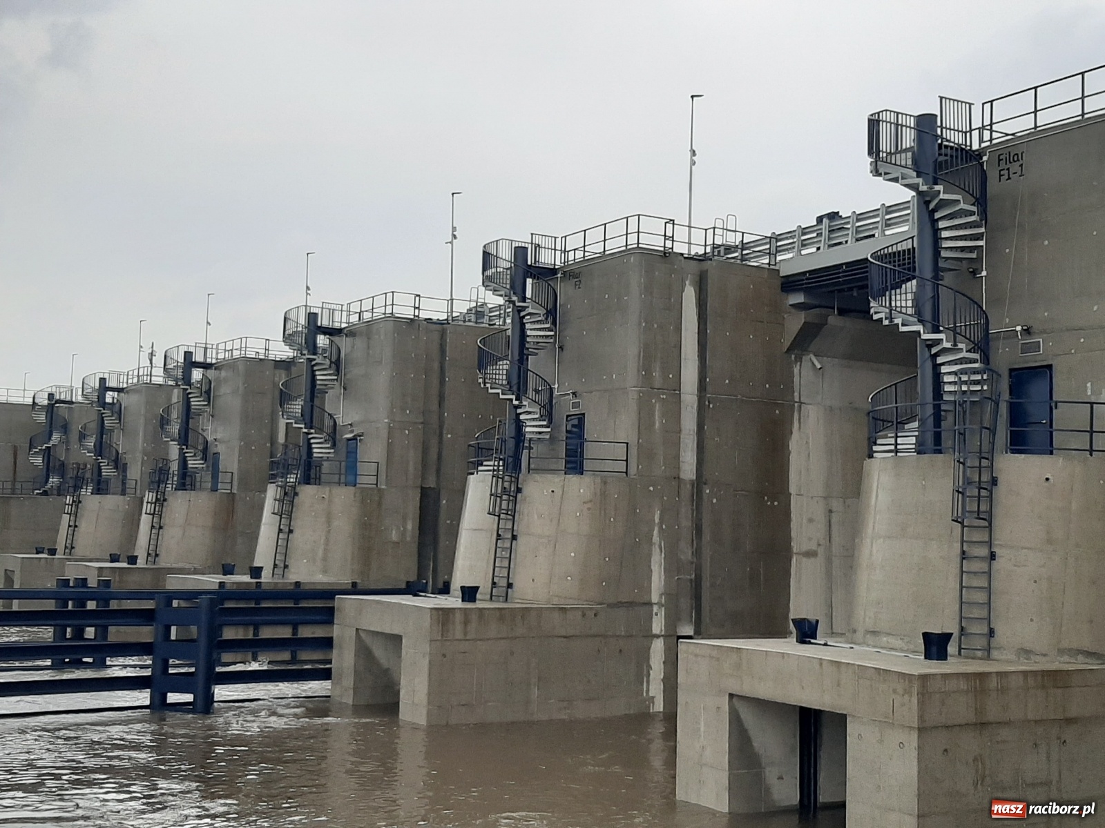 Zdjęcie w galerii na portalu naszraciborz.pl: Poziom Odry w Chałupkach ponad metr w górę [FOTO i WIDEO] wiadomości z regionu