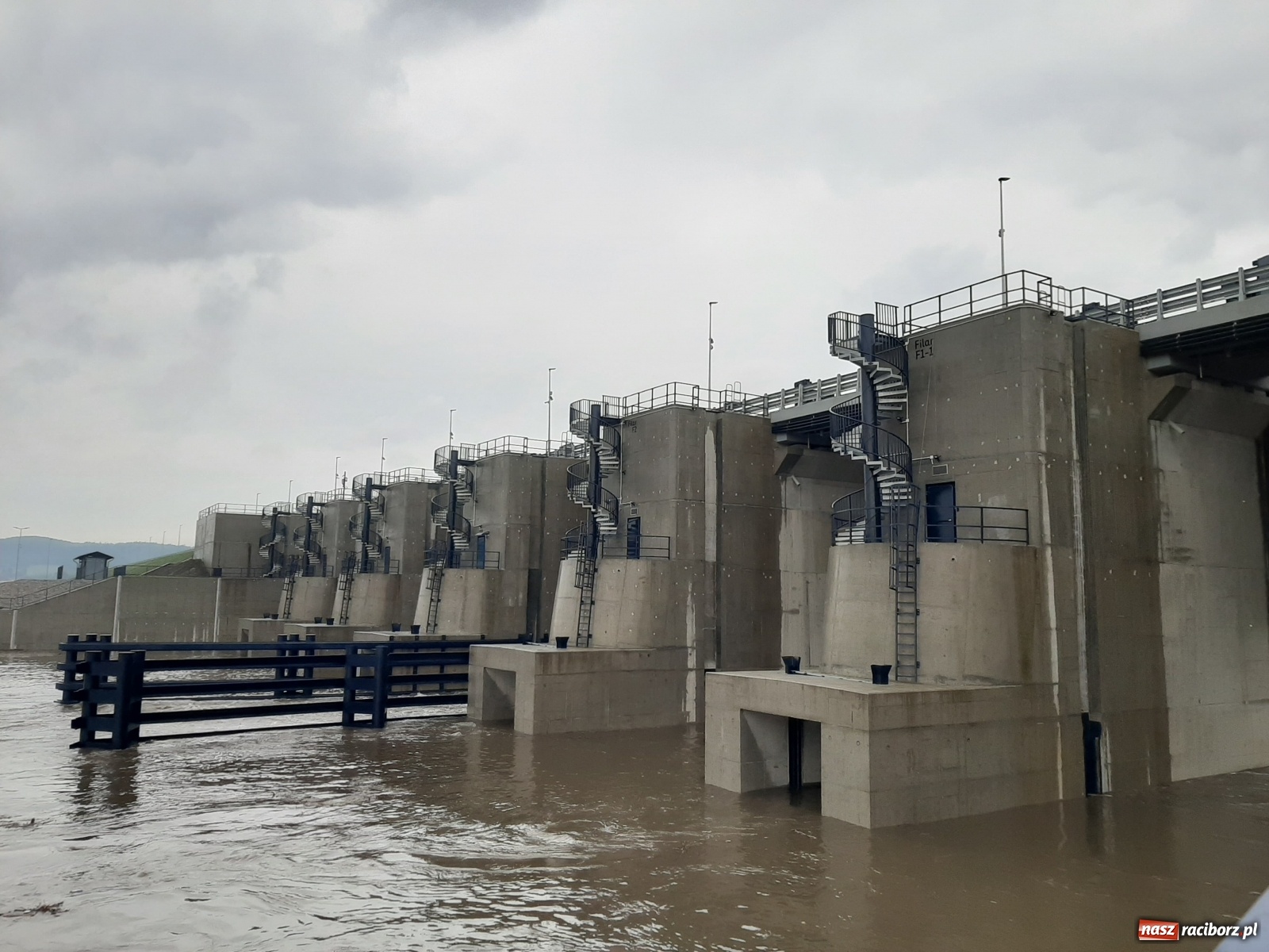 Zdjęcie w galerii na portalu naszraciborz.pl: Poziom Odry w Chałupkach ponad metr w górę [FOTO i WIDEO] wiadomości z regionu