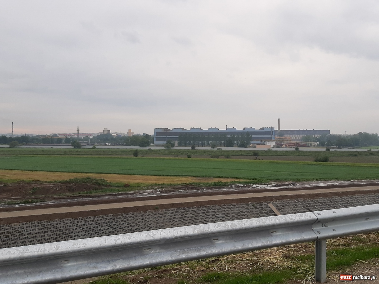 Zdjęcie w galerii na portalu naszraciborz.pl: Poziom Odry w Chałupkach ponad metr w górę [FOTO i WIDEO] wiadomości z regionu