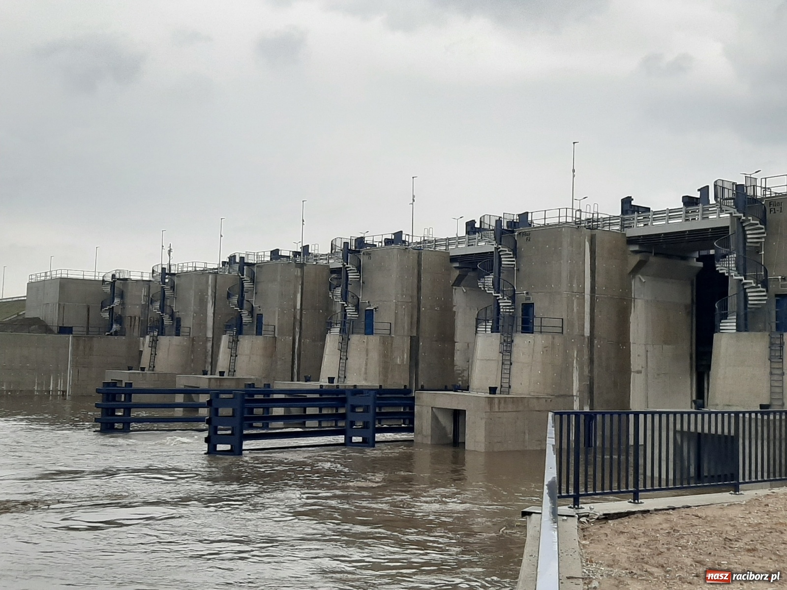 Zdjęcie w galerii na portalu naszraciborz.pl: Poziom Odry w Chałupkach ponad metr w górę [FOTO i WIDEO] wiadomości z regionu