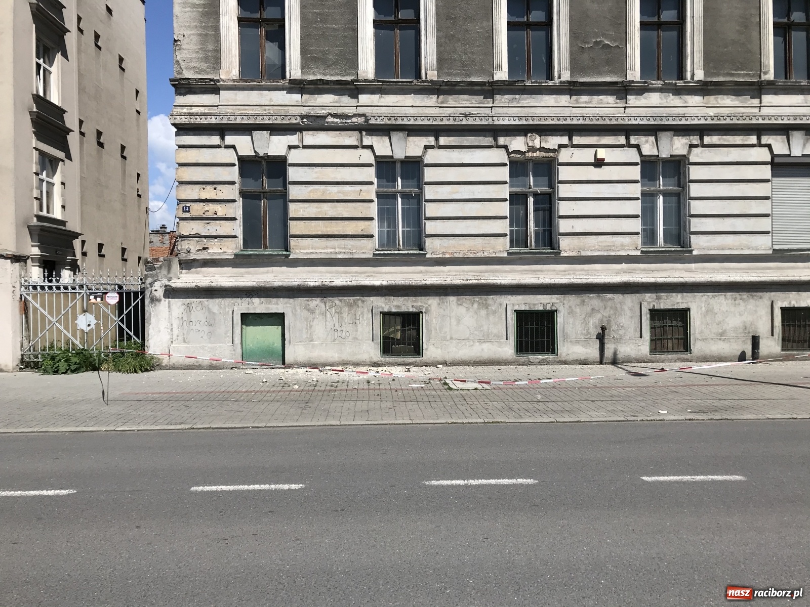 Zdjęcie w galerii na portalu naszraciborz.pl: Groźnie przy kamienicy na Batorego [FOTO] wiadomości z regionu
