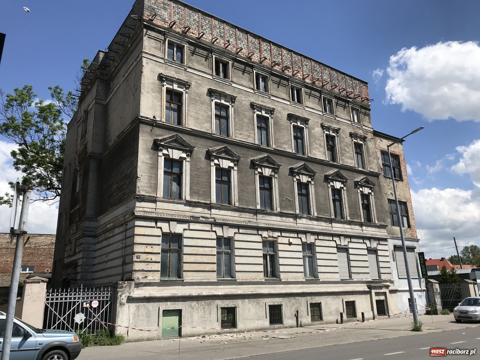 Zdjęcie w galerii na portalu naszraciborz.pl: Groźnie przy kamienicy na Batorego [FOTO] wiadomości z regionu