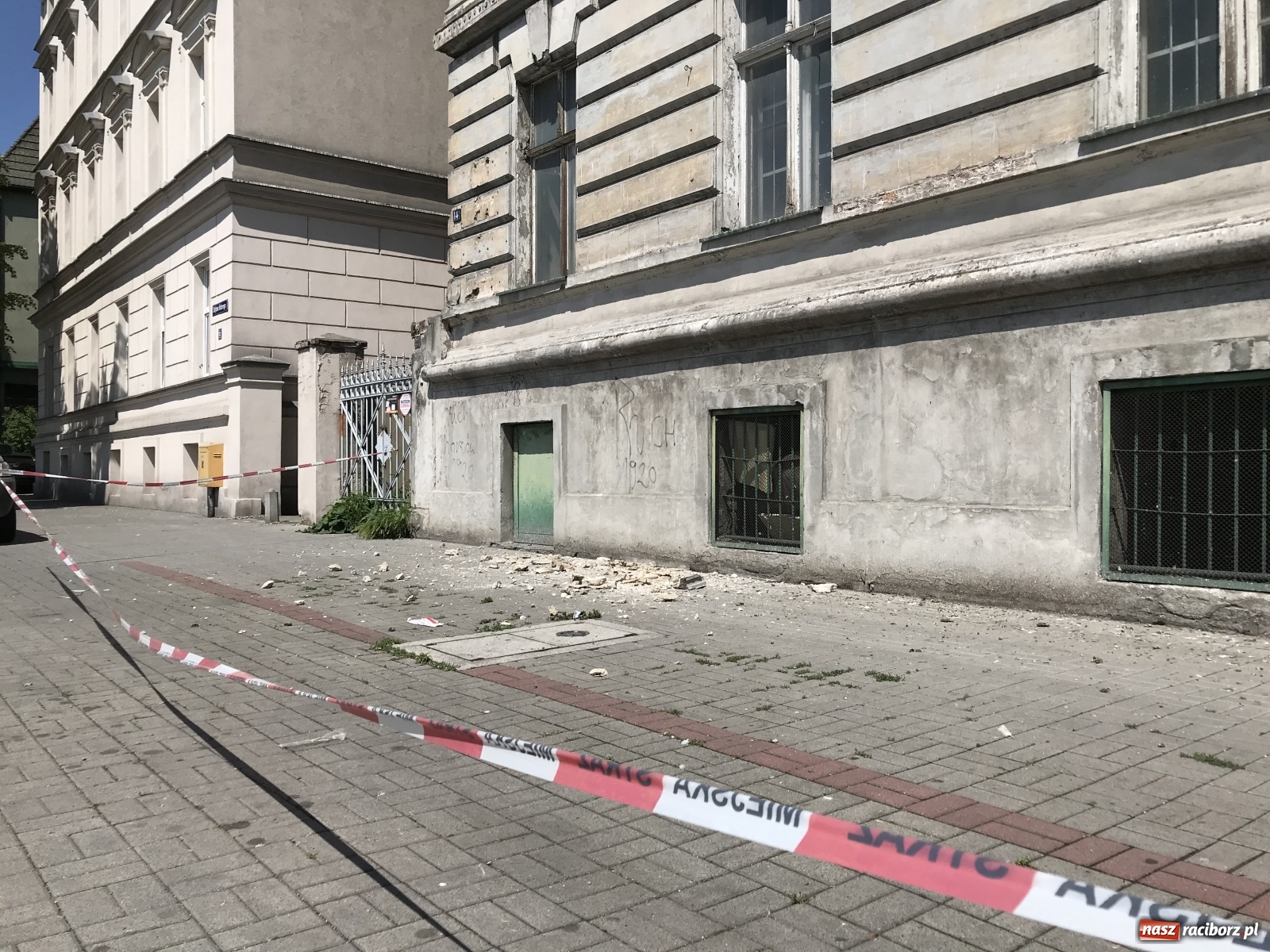 Zdjęcie w galerii na portalu naszraciborz.pl: Groźnie przy kamienicy na Batorego [FOTO] wiadomości z regionu