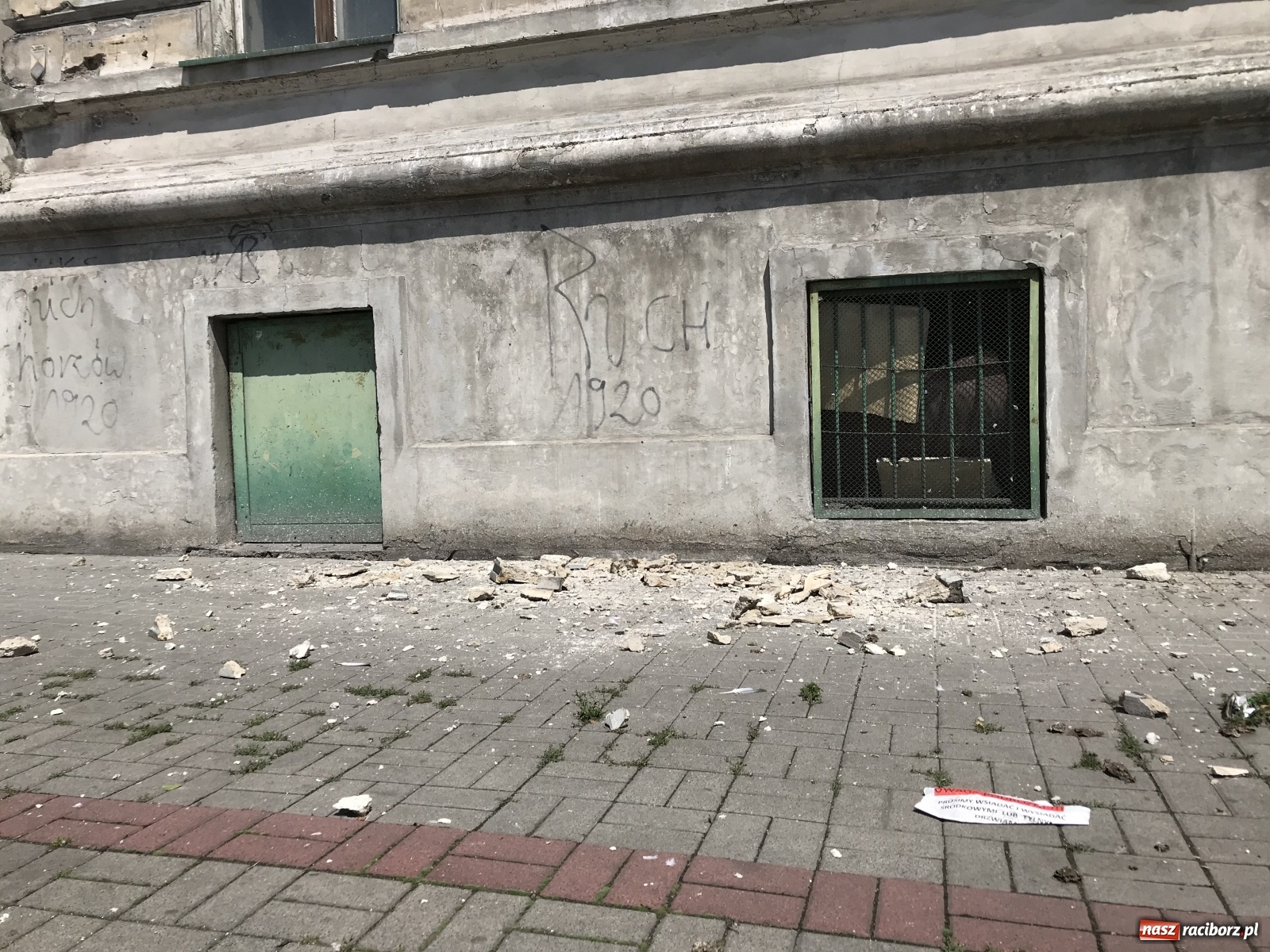 Zdjęcie w galerii na portalu naszraciborz.pl: Groźnie przy kamienicy na Batorego [FOTO] wiadomości z regionu