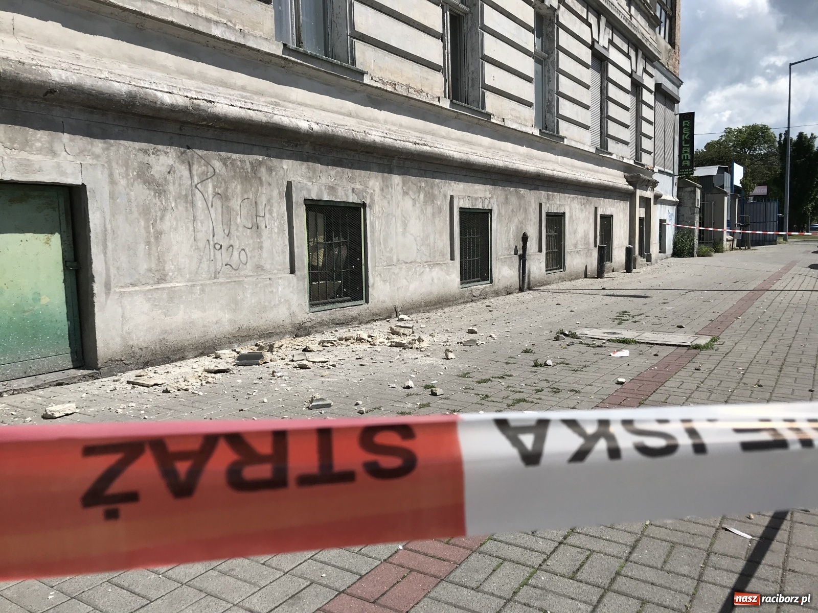 Zdjęcie w galerii na portalu naszraciborz.pl: Groźnie przy kamienicy na Batorego [FOTO] wiadomości z regionu