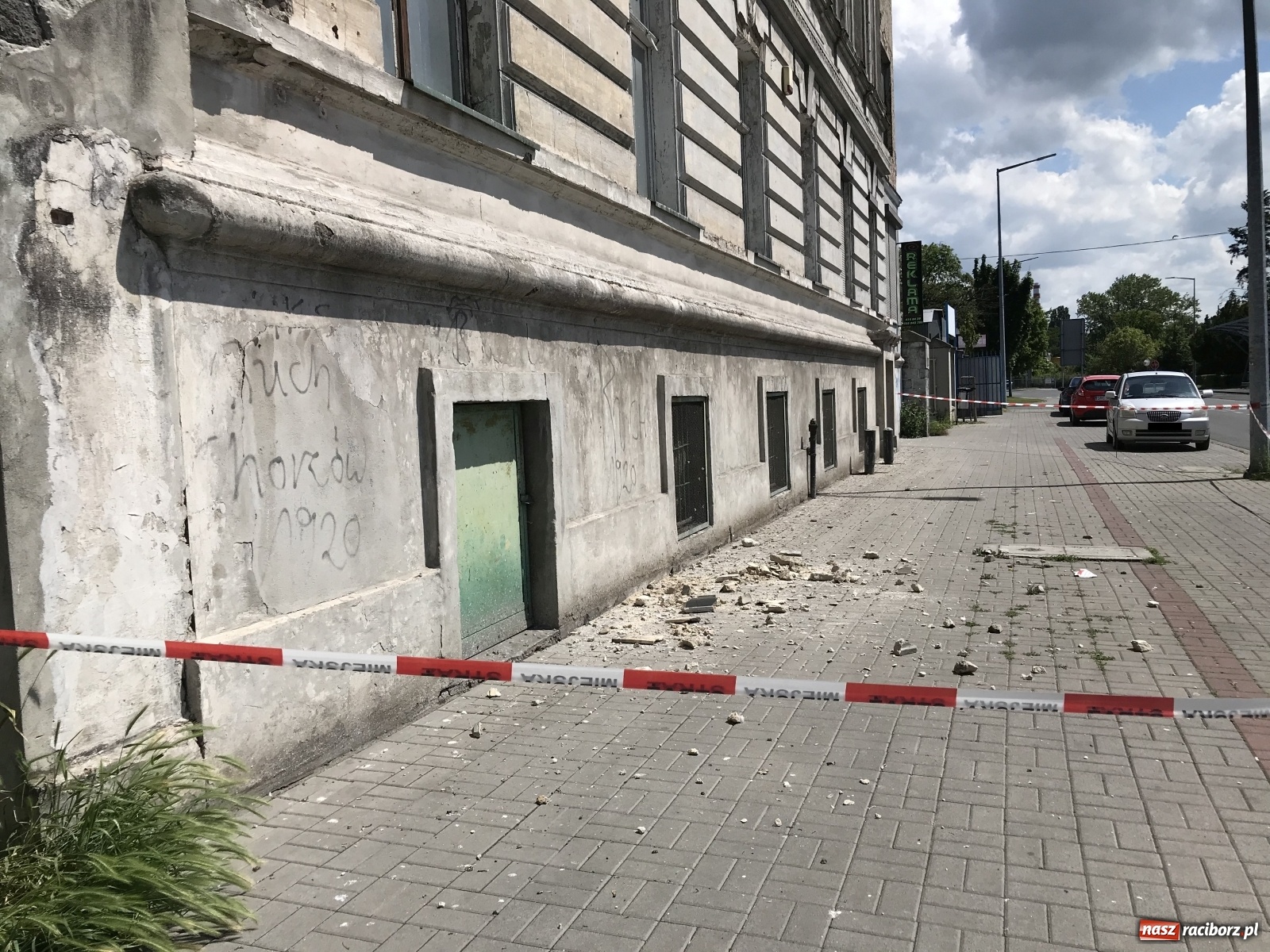Zdjęcie w galerii na portalu naszraciborz.pl: Groźnie przy kamienicy na Batorego [FOTO] wiadomości z regionu