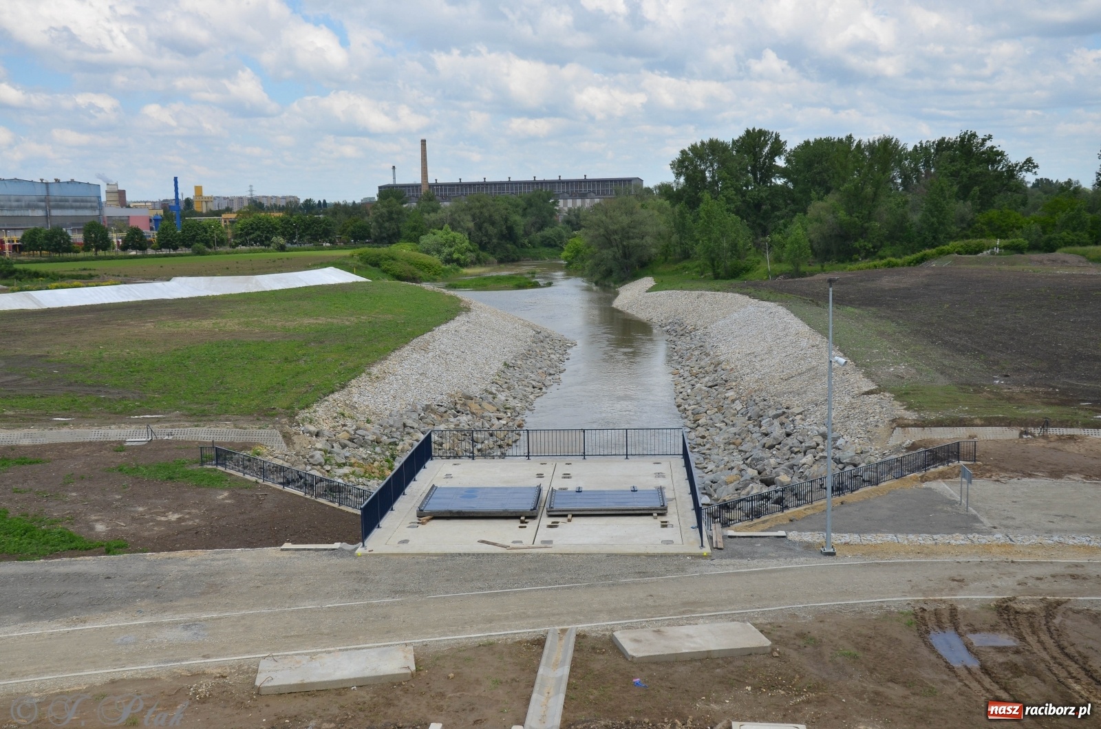 Zdjęcie w galerii na portalu naszraciborz.pl: Odra przekroczyła w Miedoni stan ostrzegawczy [FOTO] wiadomości z regionu