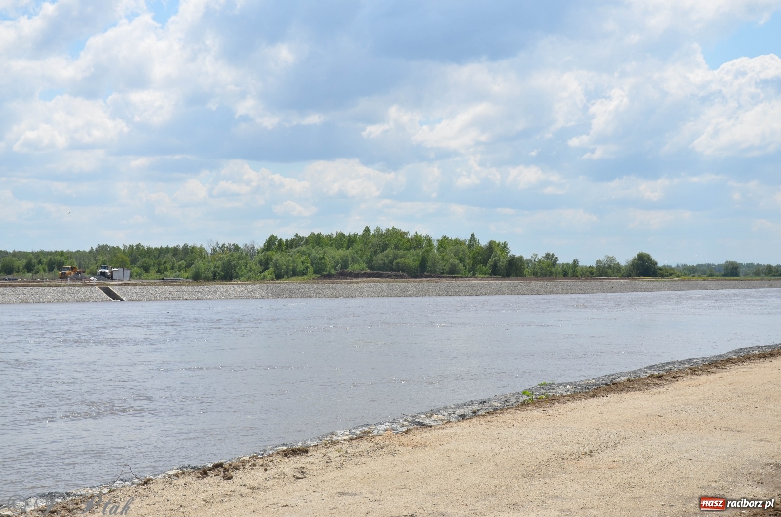 Zdjęcie w galerii na portalu naszraciborz.pl: Odra przekroczyła w Miedoni stan ostrzegawczy [FOTO] wiadomości z regionu
