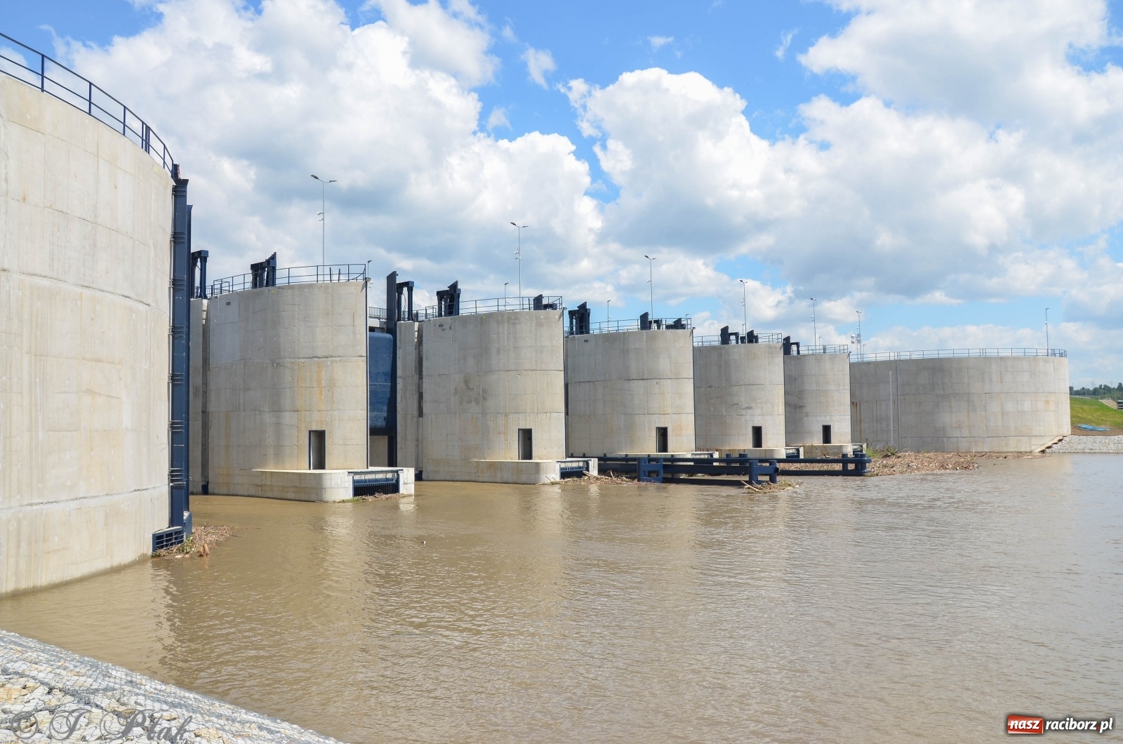 Zdjęcie w galerii na portalu naszraciborz.pl: Odra przekroczyła w Miedoni stan ostrzegawczy [FOTO] wiadomości z regionu