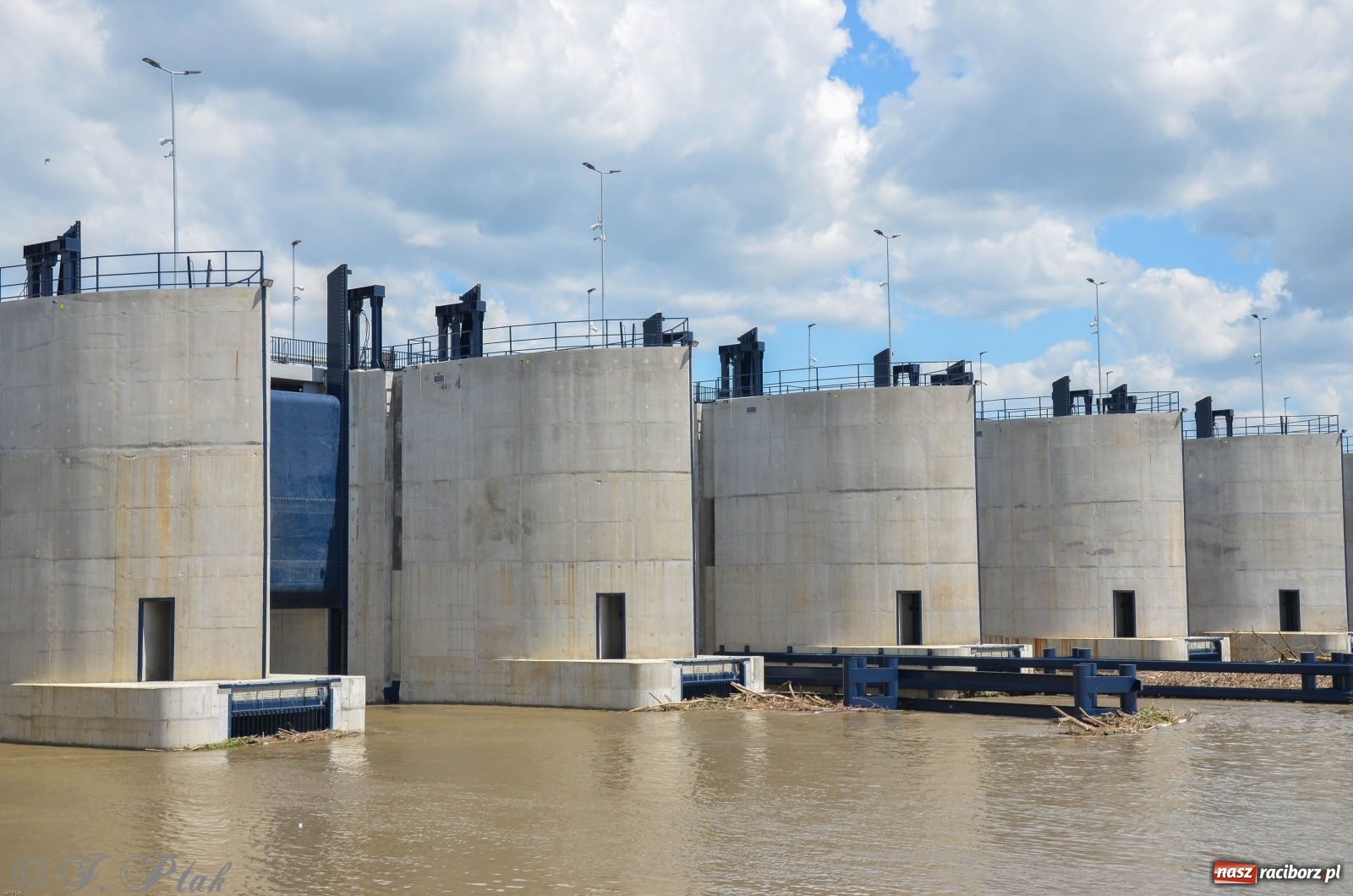 Zdjęcie w galerii na portalu naszraciborz.pl: Odra przekroczyła w Miedoni stan ostrzegawczy [FOTO] wiadomości z regionu