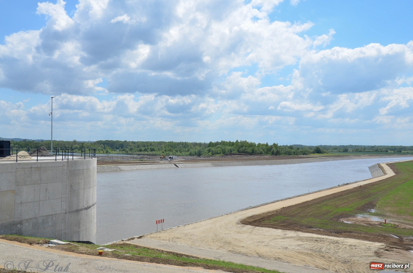 Zdjęcie w galerii na portalu naszraciborz.pl: Odra przekroczyła w Miedoni stan ostrzegawczy [FOTO] wiadomości z regionu