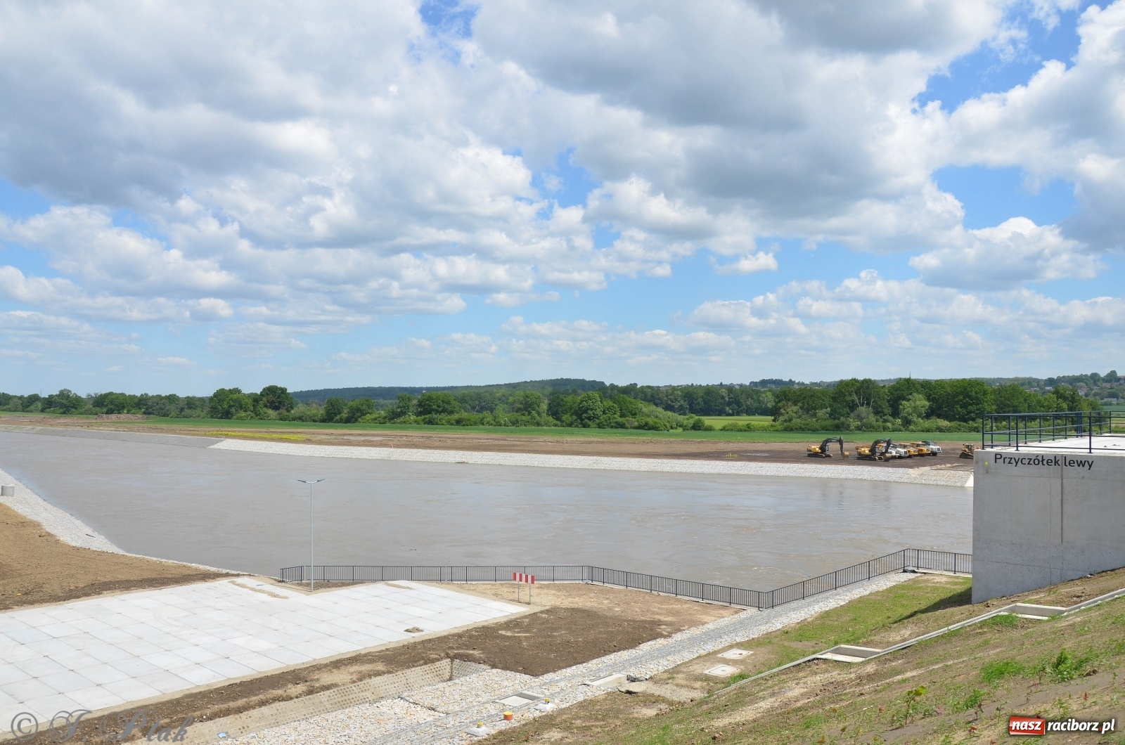 Zdjęcie w galerii na portalu naszraciborz.pl: Odra przekroczyła w Miedoni stan ostrzegawczy [FOTO] wiadomości z regionu