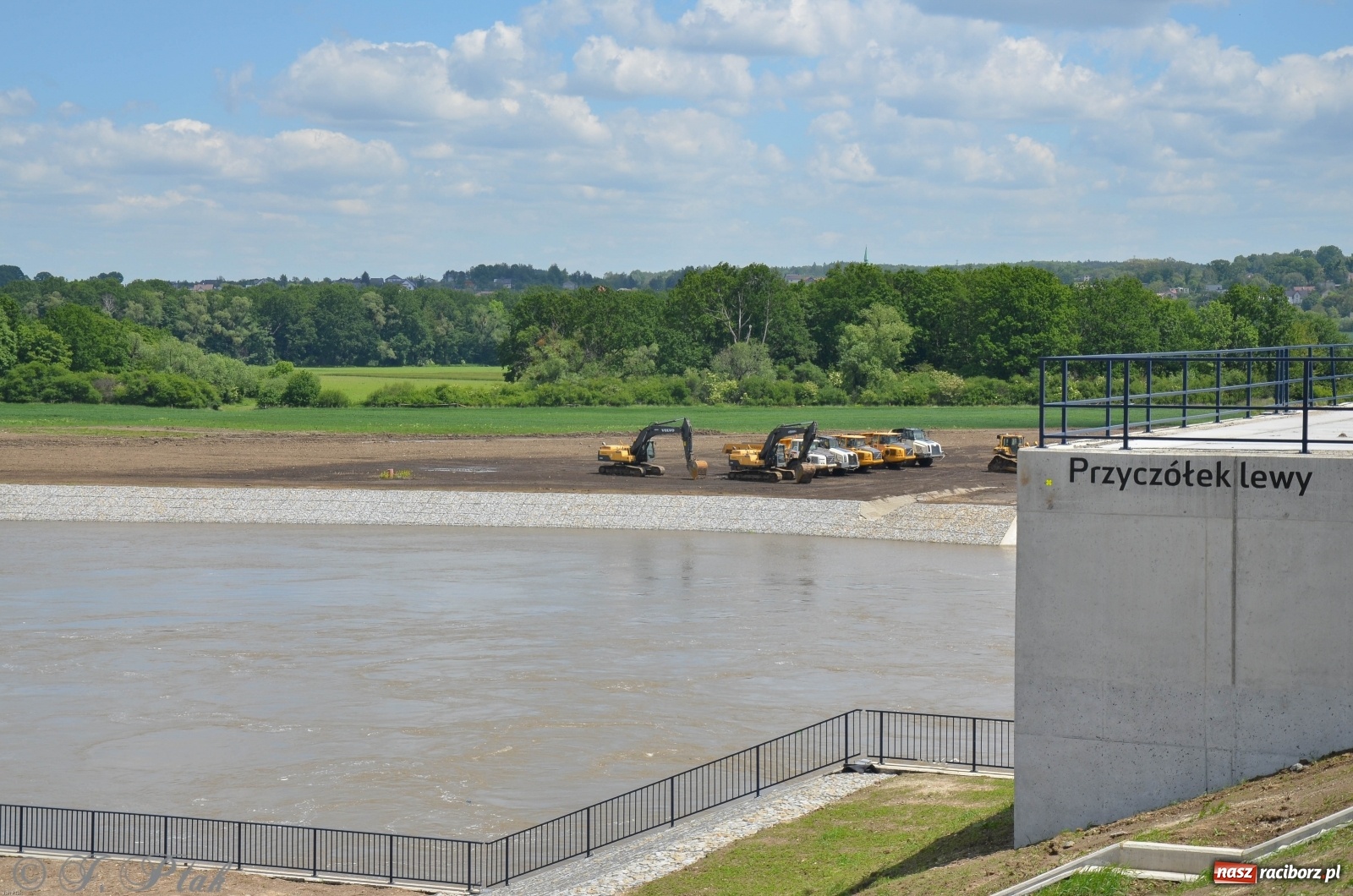 Zdjęcie w galerii na portalu naszraciborz.pl: Odra przekroczyła w Miedoni stan ostrzegawczy [FOTO] wiadomości z regionu