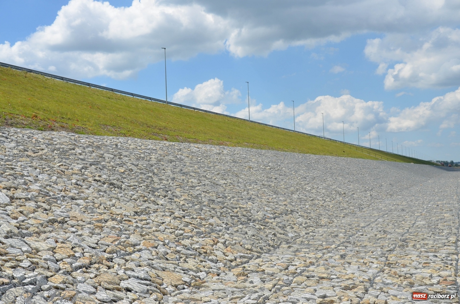 Zdjęcie w galerii na portalu naszraciborz.pl: Odra przekroczyła w Miedoni stan ostrzegawczy [FOTO] wiadomości z regionu
