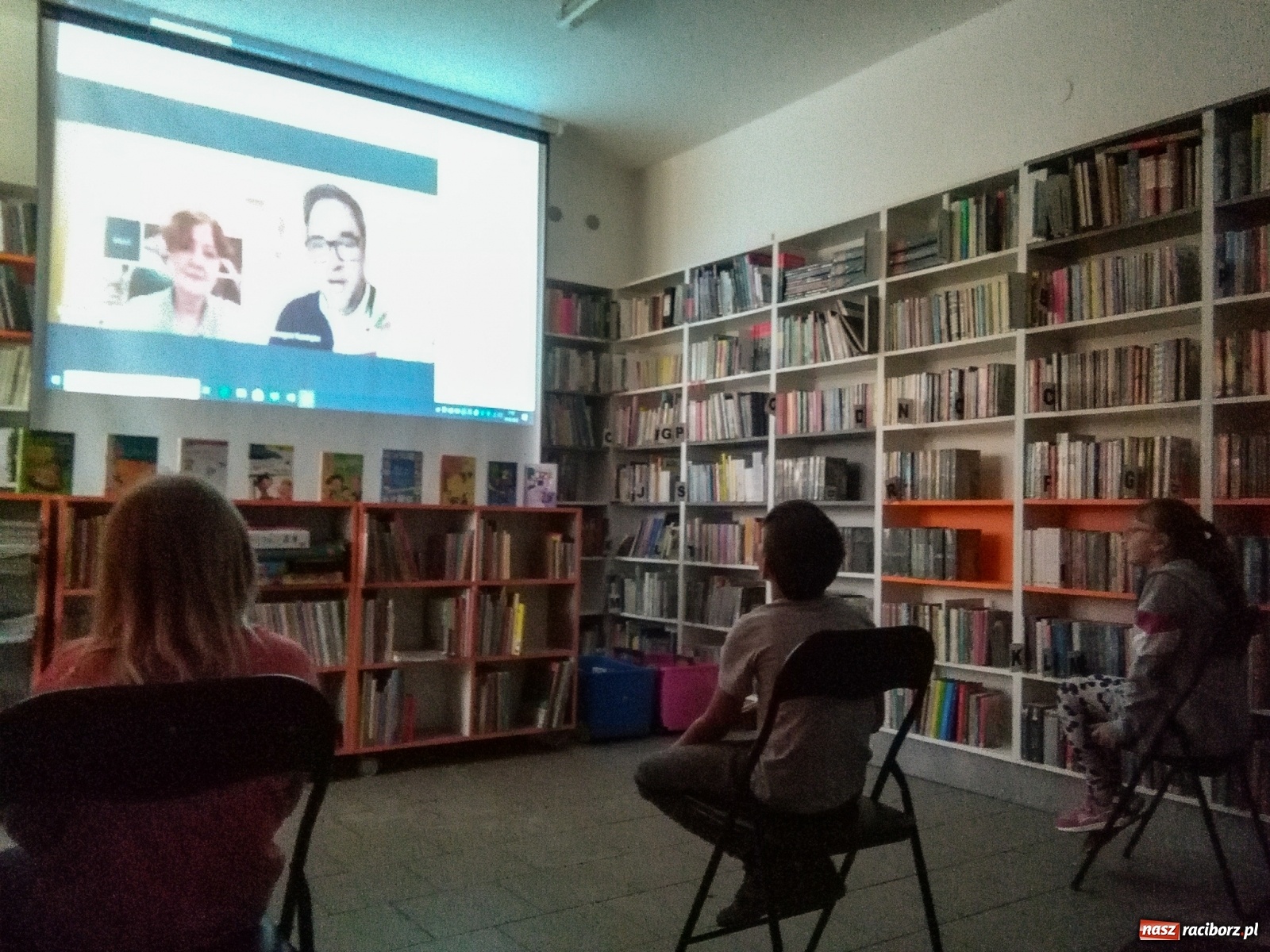 Zdjęcie w galerii na portalu naszraciborz.pl: Spotkanie z Grzegorzem Kasdepke prezentem raciborskiej biblioteki na Dzień Dziecka wiadomości z regionu