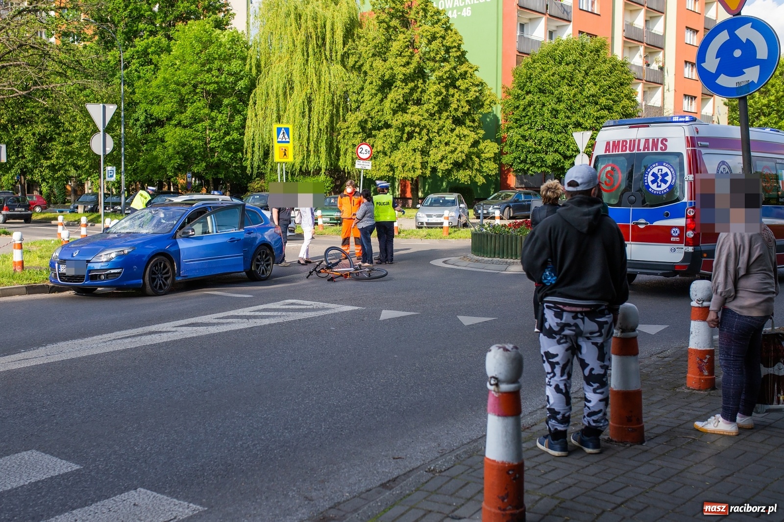 Zdjęcie w galerii na portalu naszraciborz.pl: Potrącenie rowerzysty na Słowackiego [FOTO] wiadomości z regionu