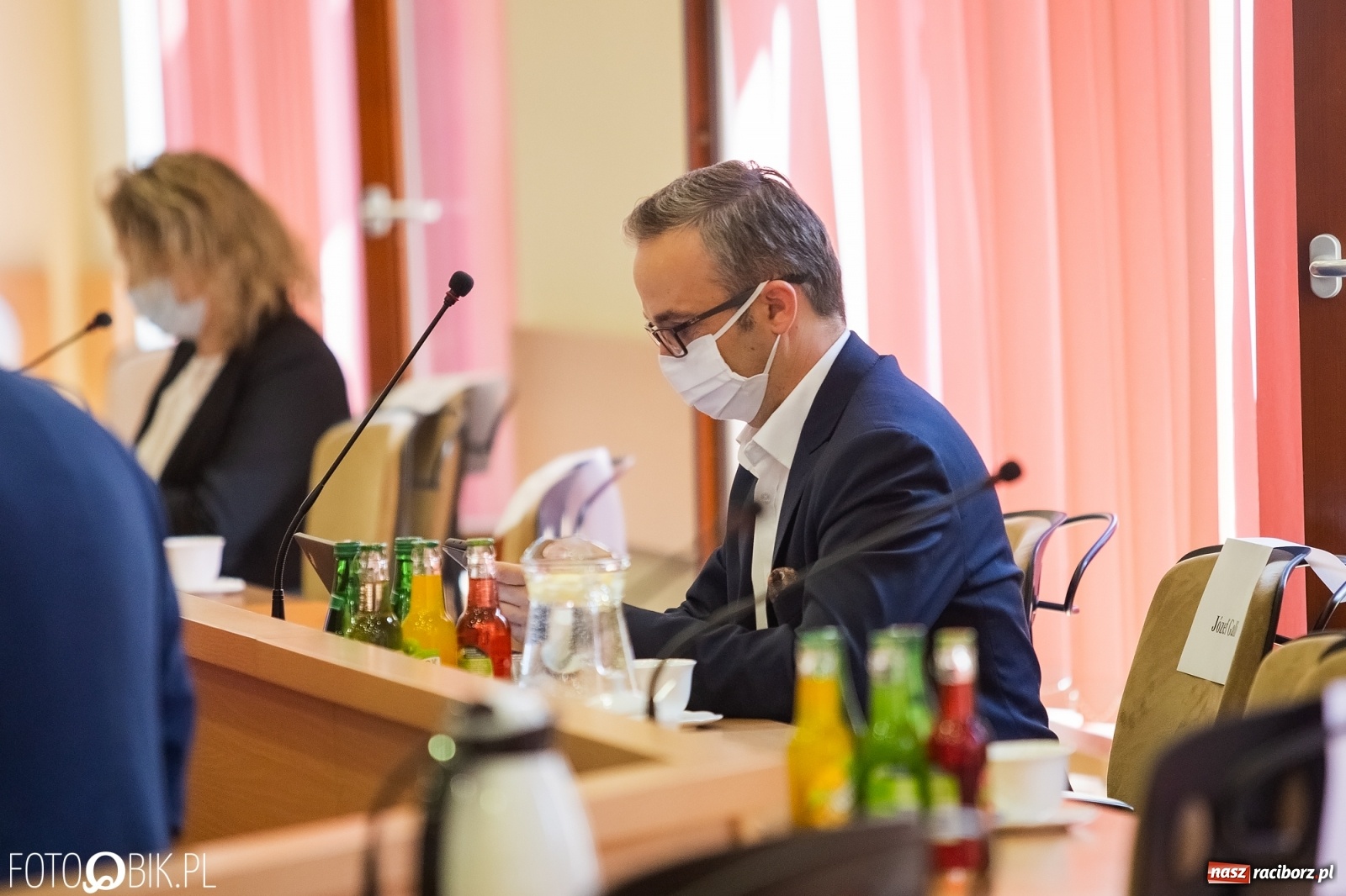 Zdjęcie w galerii na portalu naszraciborz.pl: Ławy radnych przerzedzone. Niespodziewanie sprawdzono obecność [lista wagarowiczów]  wiadomości z regionu