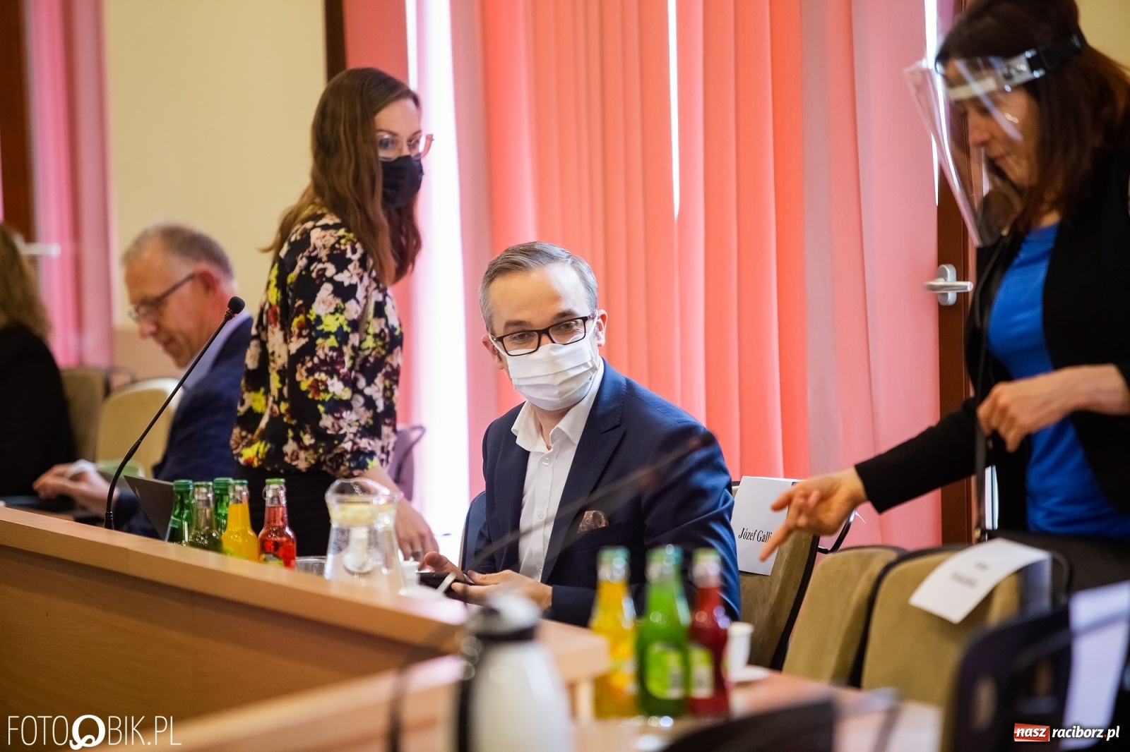 Zdjęcie w galerii na portalu naszraciborz.pl: Ławy radnych przerzedzone. Niespodziewanie sprawdzono obecność [lista wagarowiczów]  wiadomości z regionu