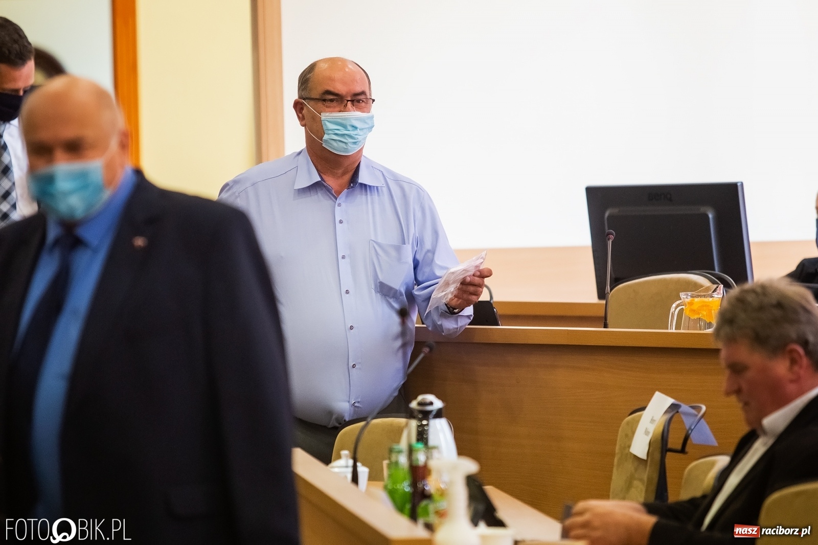 Zdjęcie w galerii na portalu naszraciborz.pl: Ławy radnych przerzedzone. Niespodziewanie sprawdzono obecność [lista wagarowiczów]  wiadomości z regionu