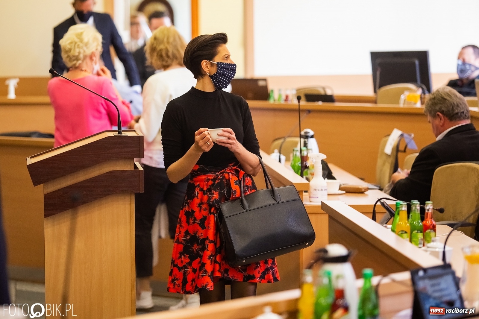 Zdjęcie w galerii na portalu naszraciborz.pl: Ławy radnych przerzedzone. Niespodziewanie sprawdzono obecność [lista wagarowiczów]  wiadomości z regionu