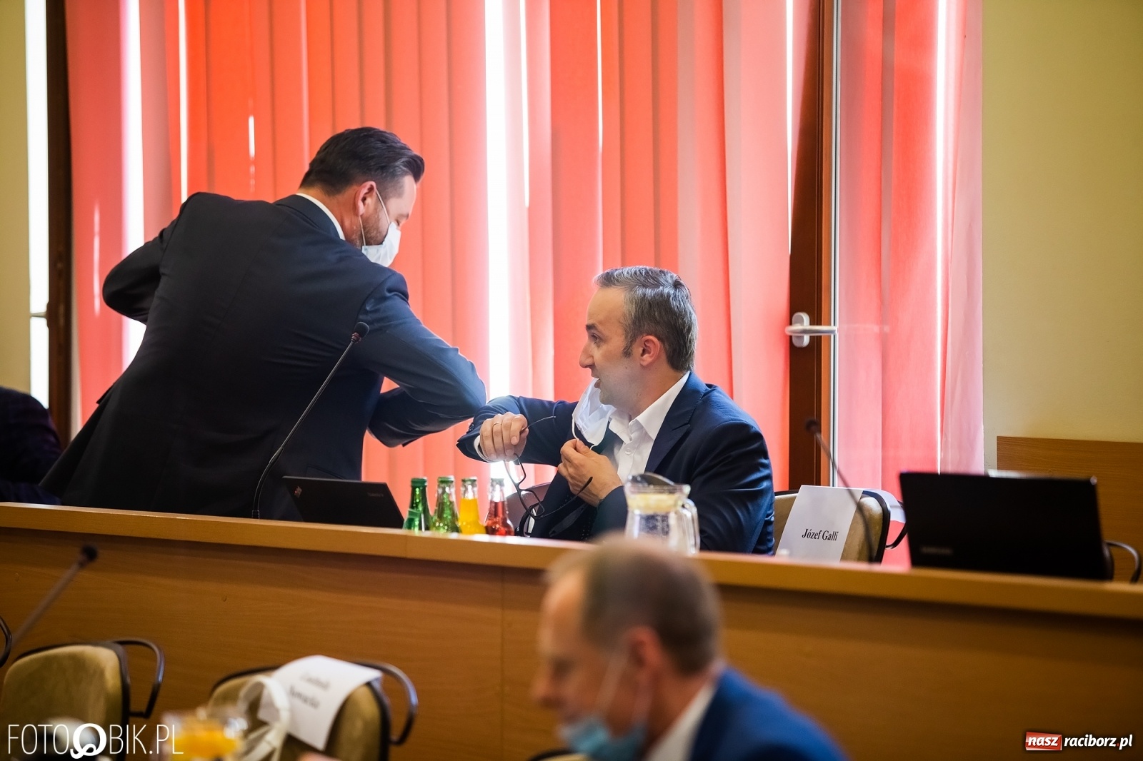 Zdjęcie w galerii na portalu naszraciborz.pl: Ławy radnych przerzedzone. Niespodziewanie sprawdzono obecność [lista wagarowiczów]  wiadomości z regionu