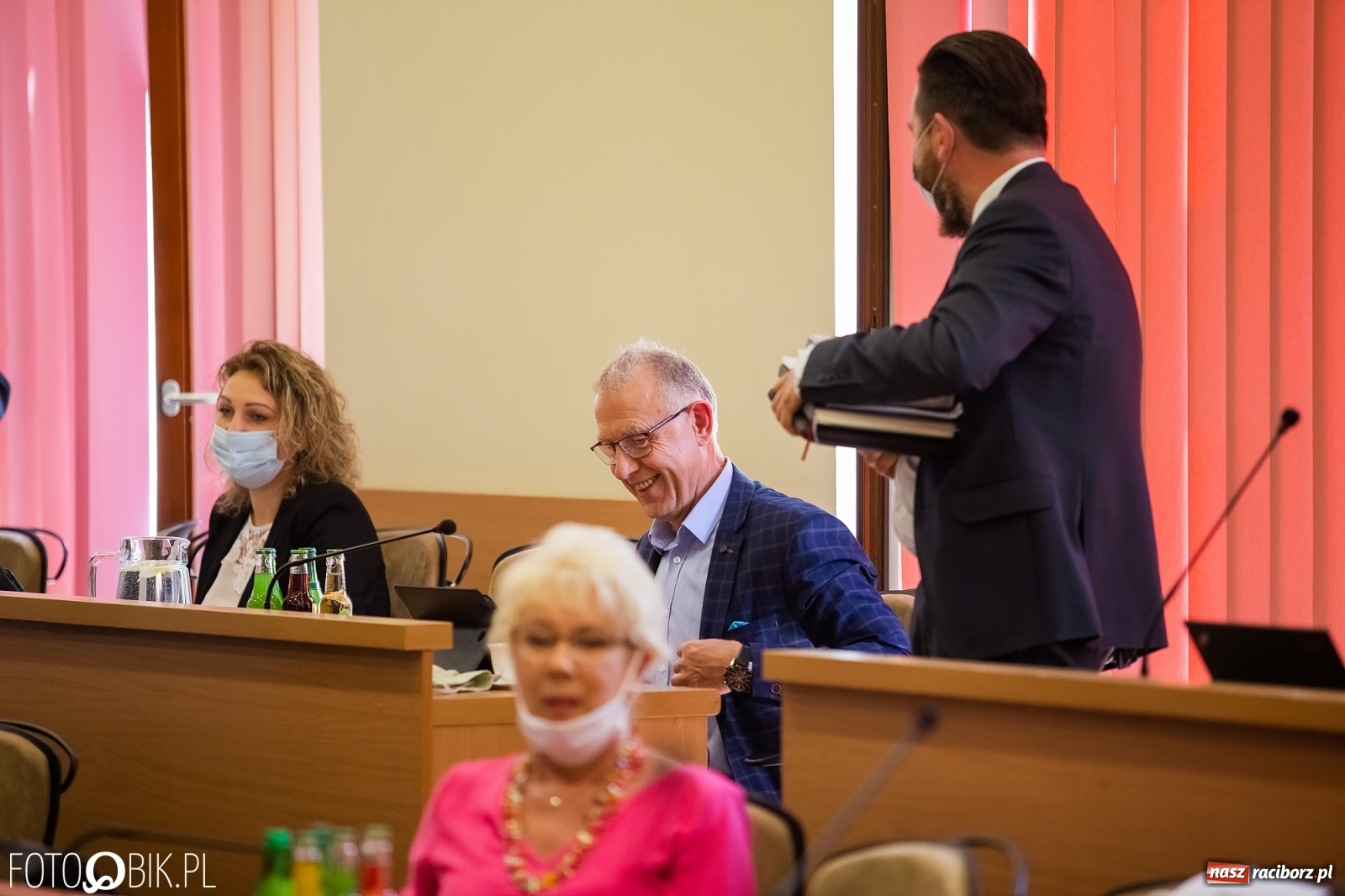 Zdjęcie w galerii na portalu naszraciborz.pl: Ławy radnych przerzedzone. Niespodziewanie sprawdzono obecność [lista wagarowiczów]  wiadomości z regionu