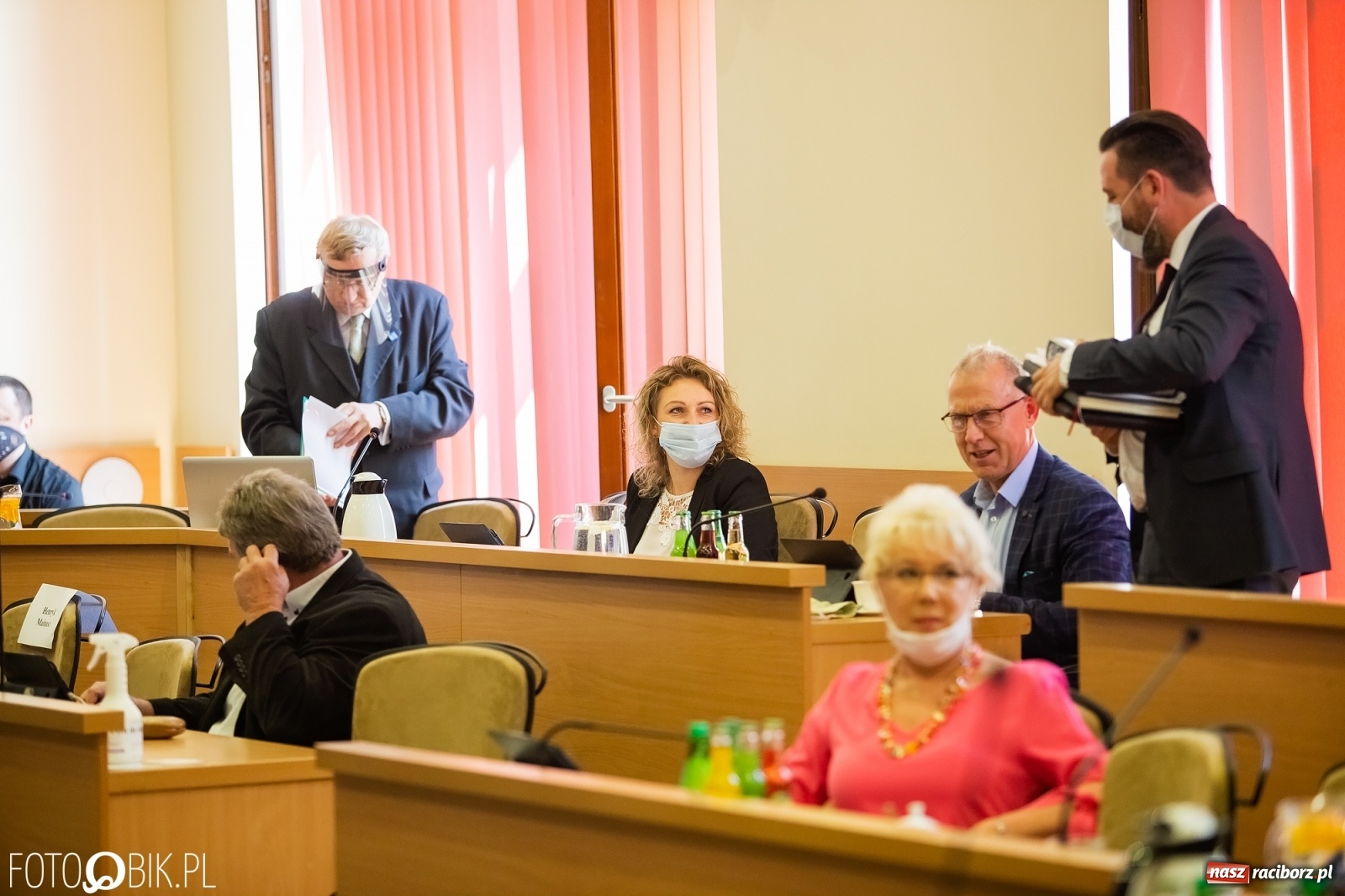 Zdjęcie w galerii na portalu naszraciborz.pl: Ławy radnych przerzedzone. Niespodziewanie sprawdzono obecność [lista wagarowiczów]  wiadomości z regionu