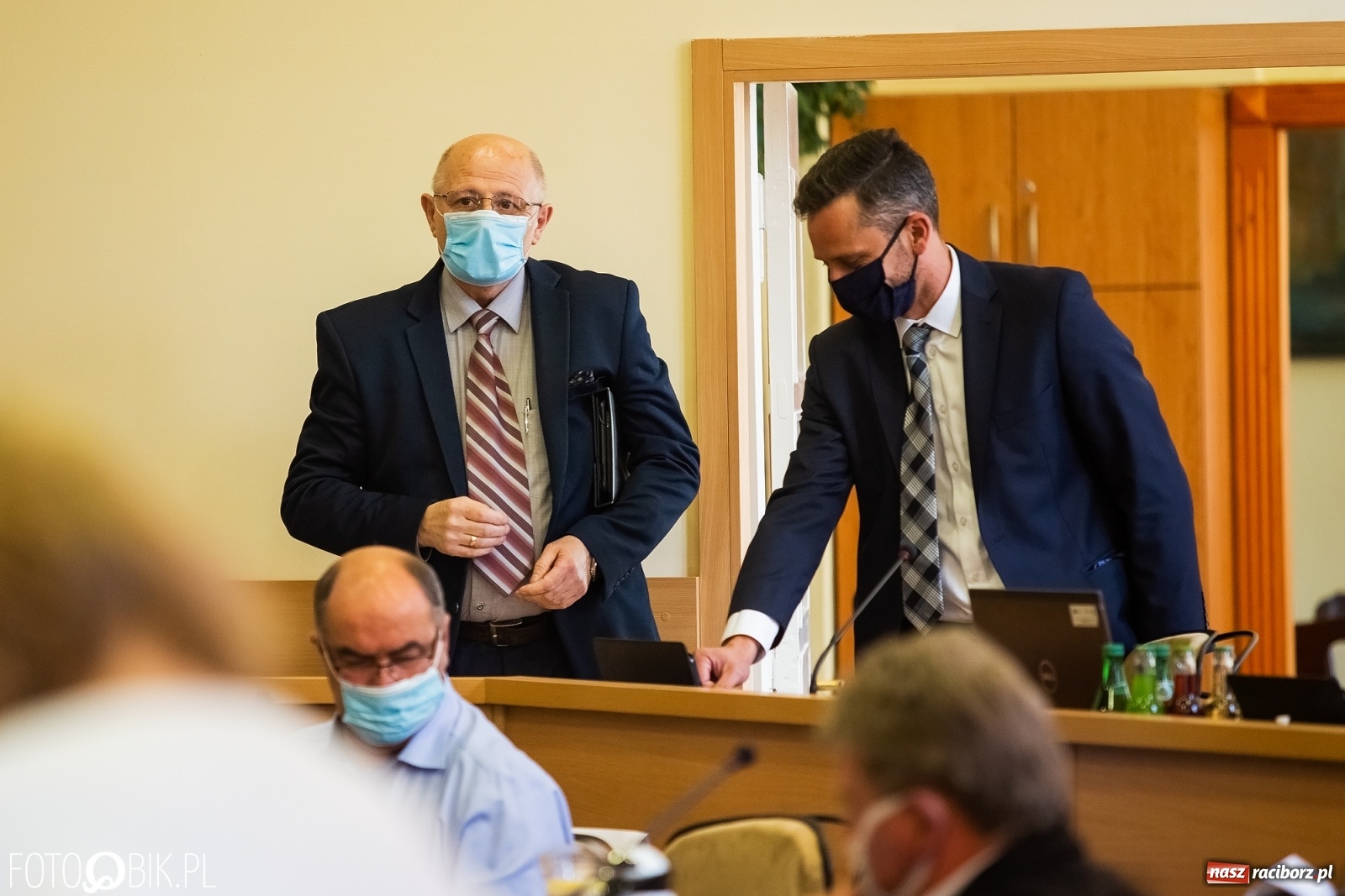 Zdjęcie w galerii na portalu naszraciborz.pl: Ławy radnych przerzedzone. Niespodziewanie sprawdzono obecność [lista wagarowiczów]  wiadomości z regionu