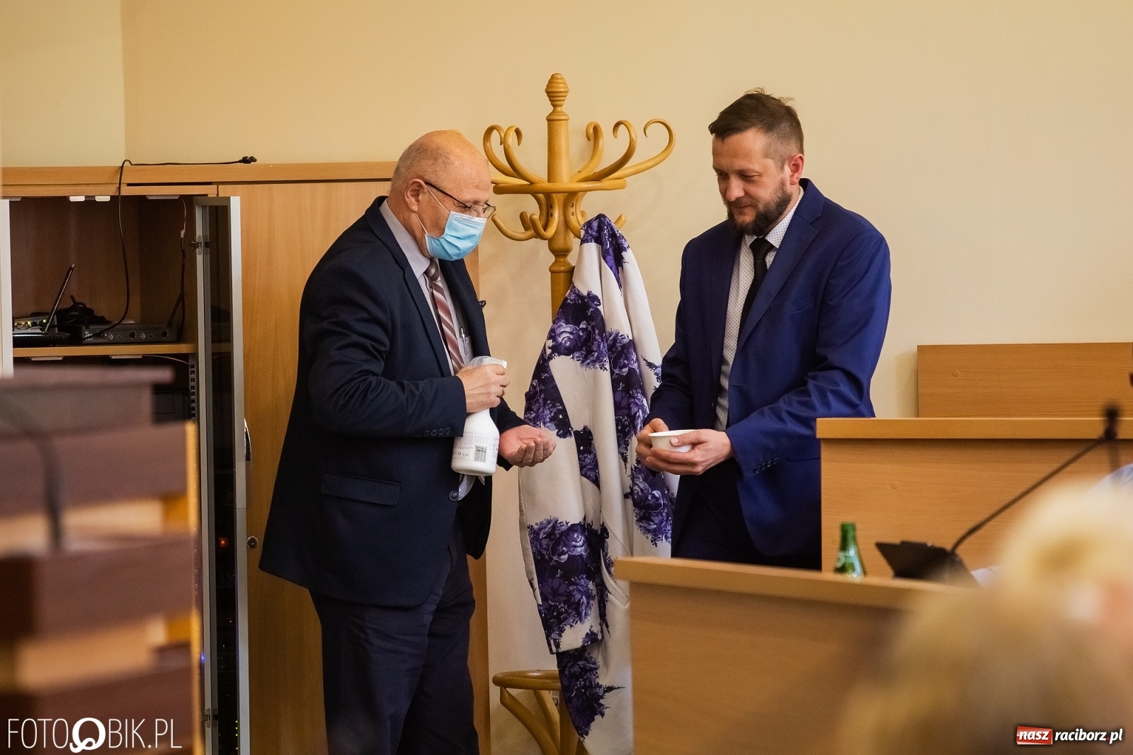 Zdjęcie w galerii na portalu naszraciborz.pl: Ławy radnych przerzedzone. Niespodziewanie sprawdzono obecność [lista wagarowiczów]  wiadomości z regionu