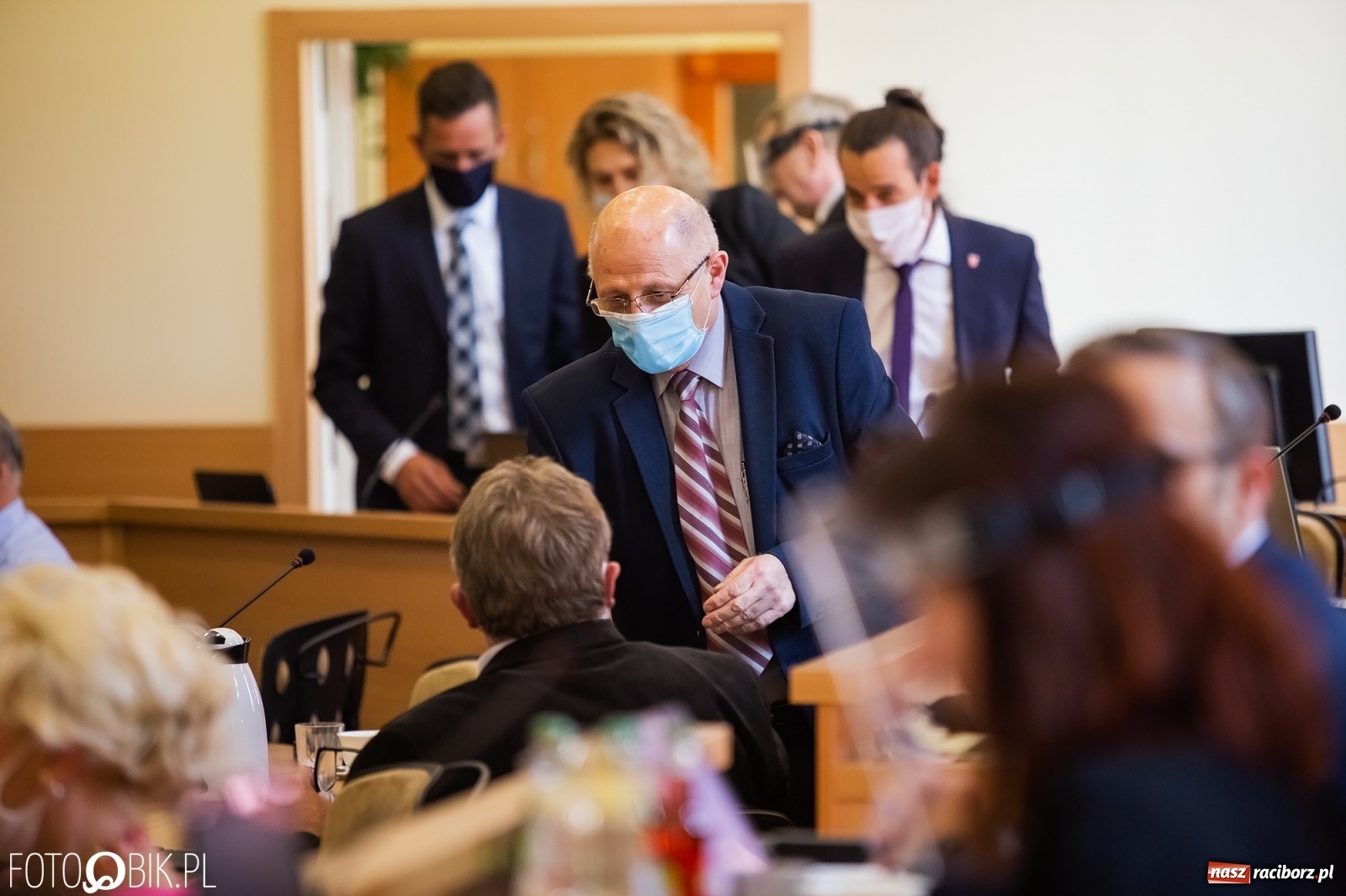 Zdjęcie w galerii na portalu naszraciborz.pl: Ławy radnych przerzedzone. Niespodziewanie sprawdzono obecność [lista wagarowiczów]  wiadomości z regionu