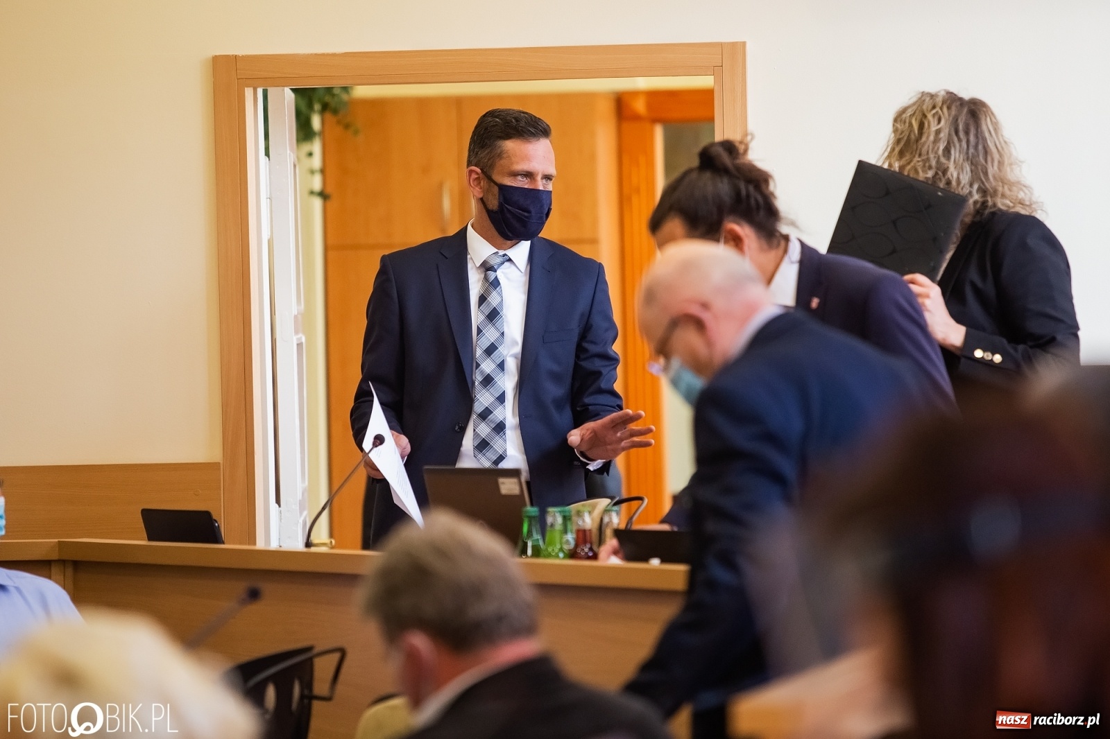 Zdjęcie w galerii na portalu naszraciborz.pl: Ławy radnych przerzedzone. Niespodziewanie sprawdzono obecność [lista wagarowiczów]  wiadomości z regionu