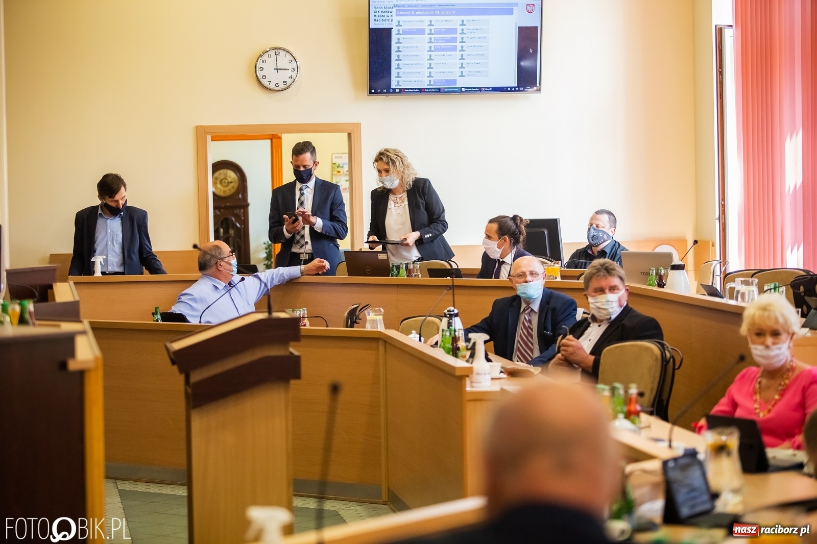 Zdjęcie w galerii na portalu naszraciborz.pl: Ławy radnych przerzedzone. Niespodziewanie sprawdzono obecność [lista wagarowiczów]  wiadomości z regionu