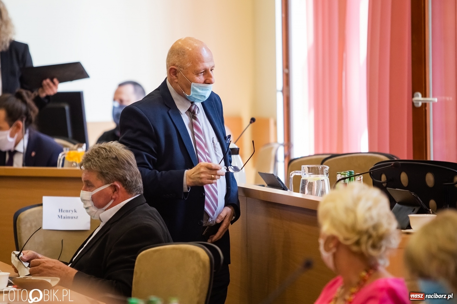 Zdjęcie w galerii na portalu naszraciborz.pl: Ławy radnych przerzedzone. Niespodziewanie sprawdzono obecność [lista wagarowiczów]  wiadomości z regionu