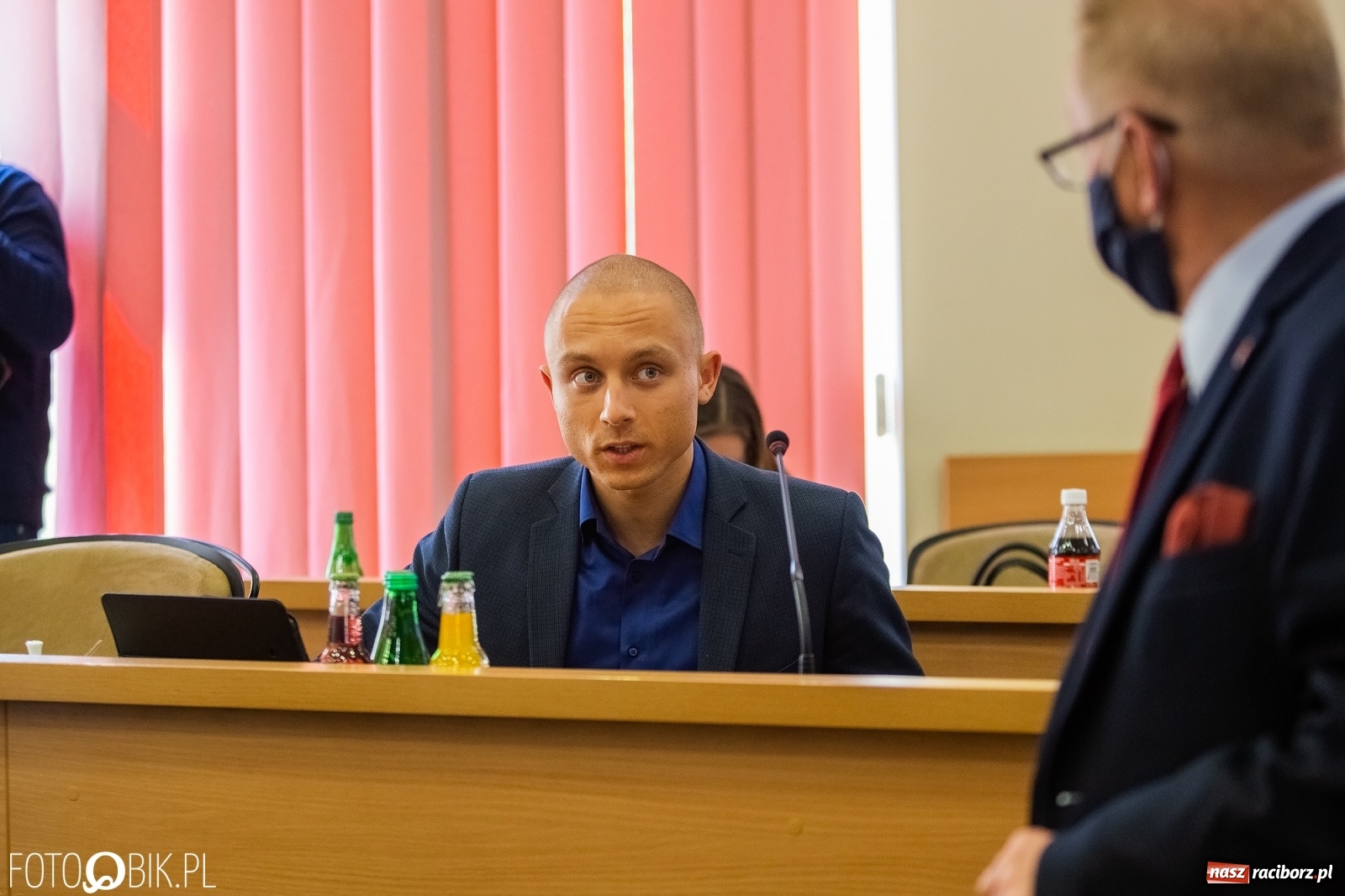 Zdjęcie w galerii na portalu naszraciborz.pl: Ławy radnych przerzedzone. Niespodziewanie sprawdzono obecność [lista wagarowiczów]  wiadomości z regionu