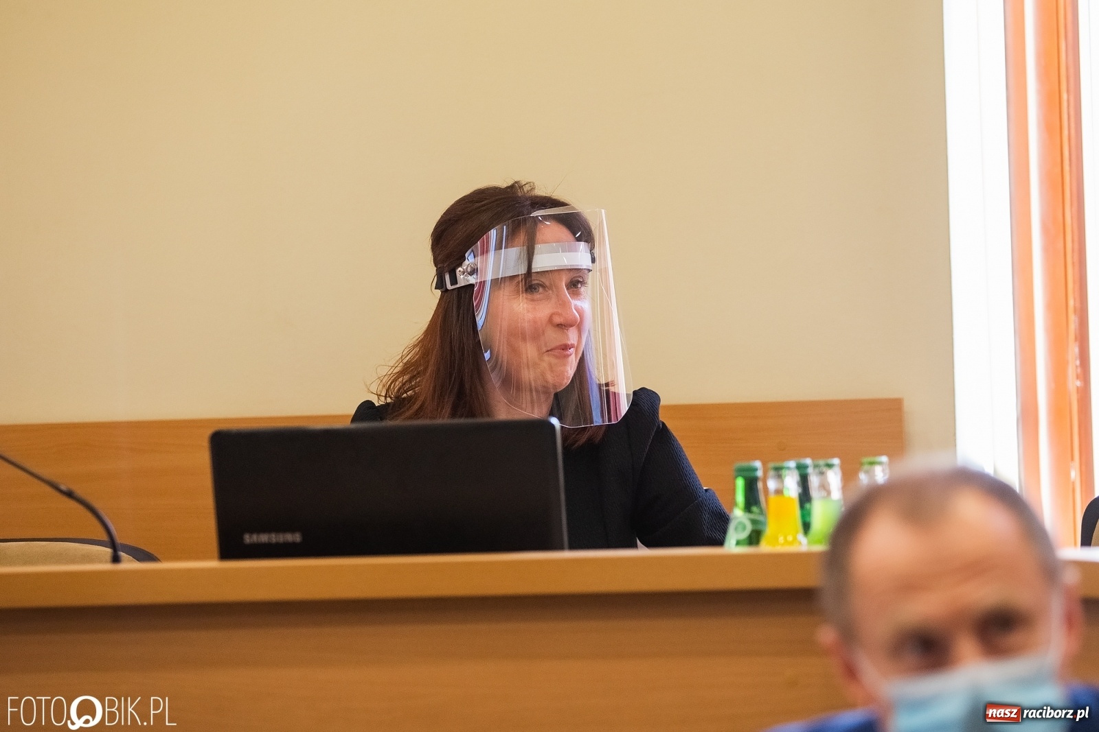 Zdjęcie w galerii na portalu naszraciborz.pl: Ławy radnych przerzedzone. Niespodziewanie sprawdzono obecność [lista wagarowiczów]  wiadomości z regionu