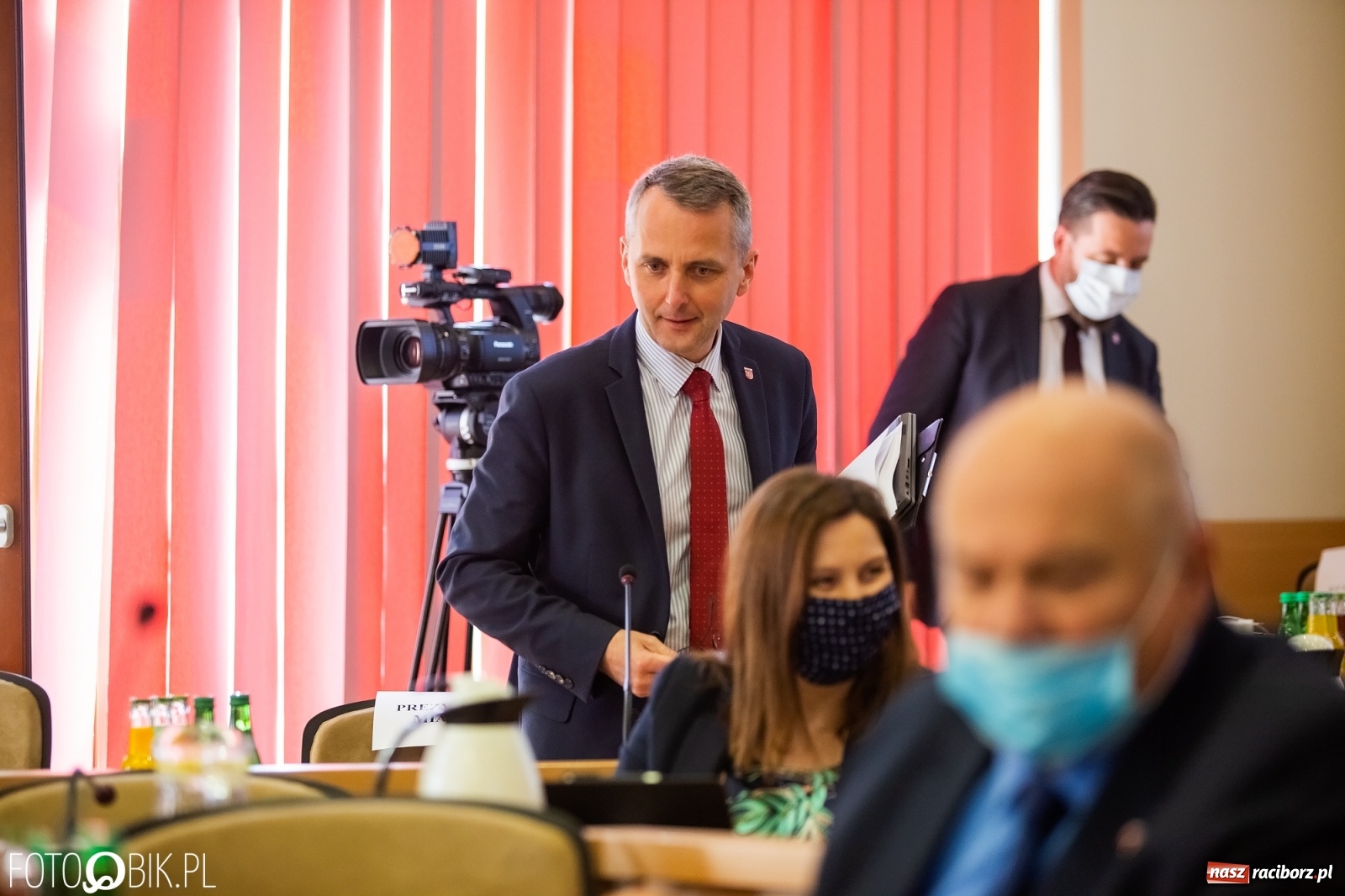 Zdjęcie w galerii na portalu naszraciborz.pl: Ławy radnych przerzedzone. Niespodziewanie sprawdzono obecność [lista wagarowiczów]  wiadomości z regionu