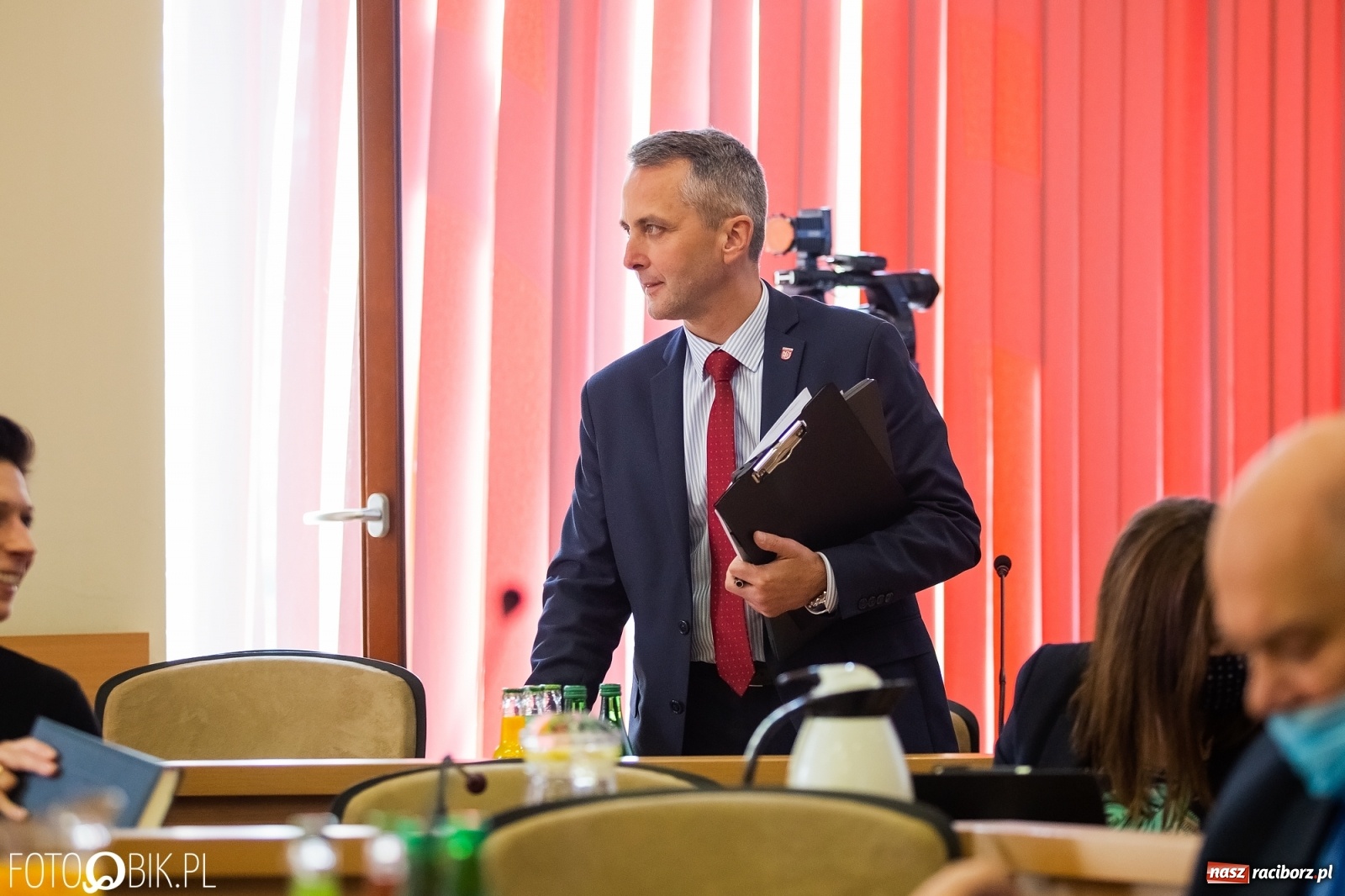 Zdjęcie w galerii na portalu naszraciborz.pl: Ławy radnych przerzedzone. Niespodziewanie sprawdzono obecność [lista wagarowiczów]  wiadomości z regionu