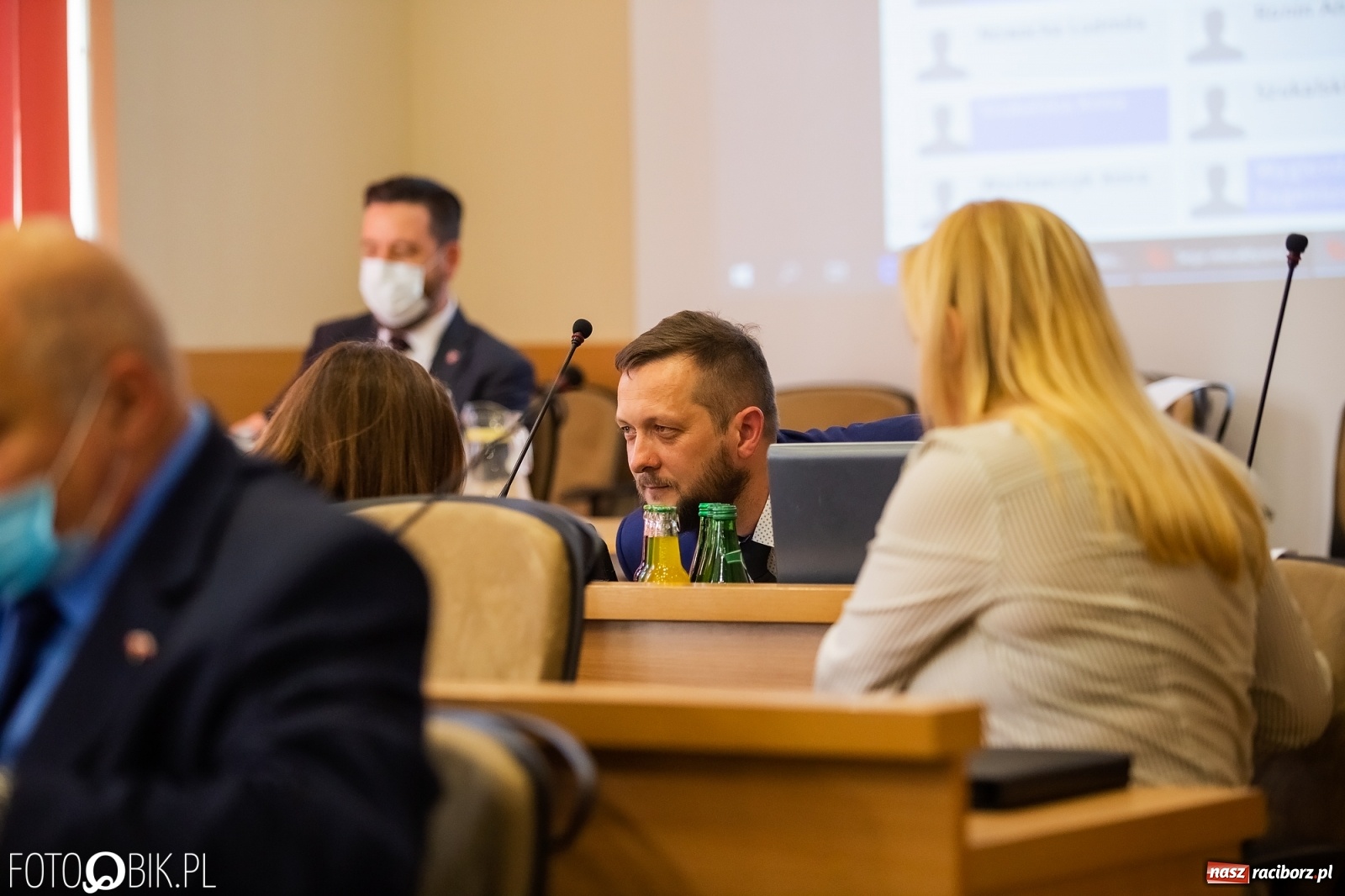 Zdjęcie w galerii na portalu naszraciborz.pl: Ławy radnych przerzedzone. Niespodziewanie sprawdzono obecność [lista wagarowiczów]  wiadomości z regionu