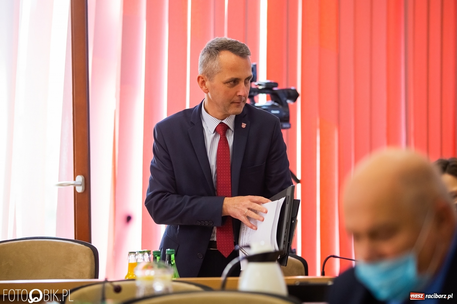 Zdjęcie w galerii na portalu naszraciborz.pl: Ławy radnych przerzedzone. Niespodziewanie sprawdzono obecność [lista wagarowiczów]  wiadomości z regionu