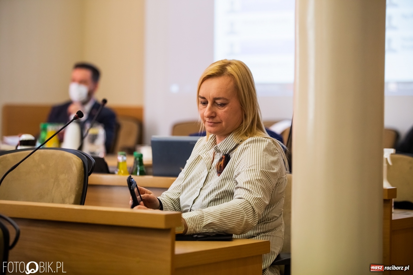 Zdjęcie w galerii na portalu naszraciborz.pl: Ławy radnych przerzedzone. Niespodziewanie sprawdzono obecność [lista wagarowiczów]  wiadomości z regionu