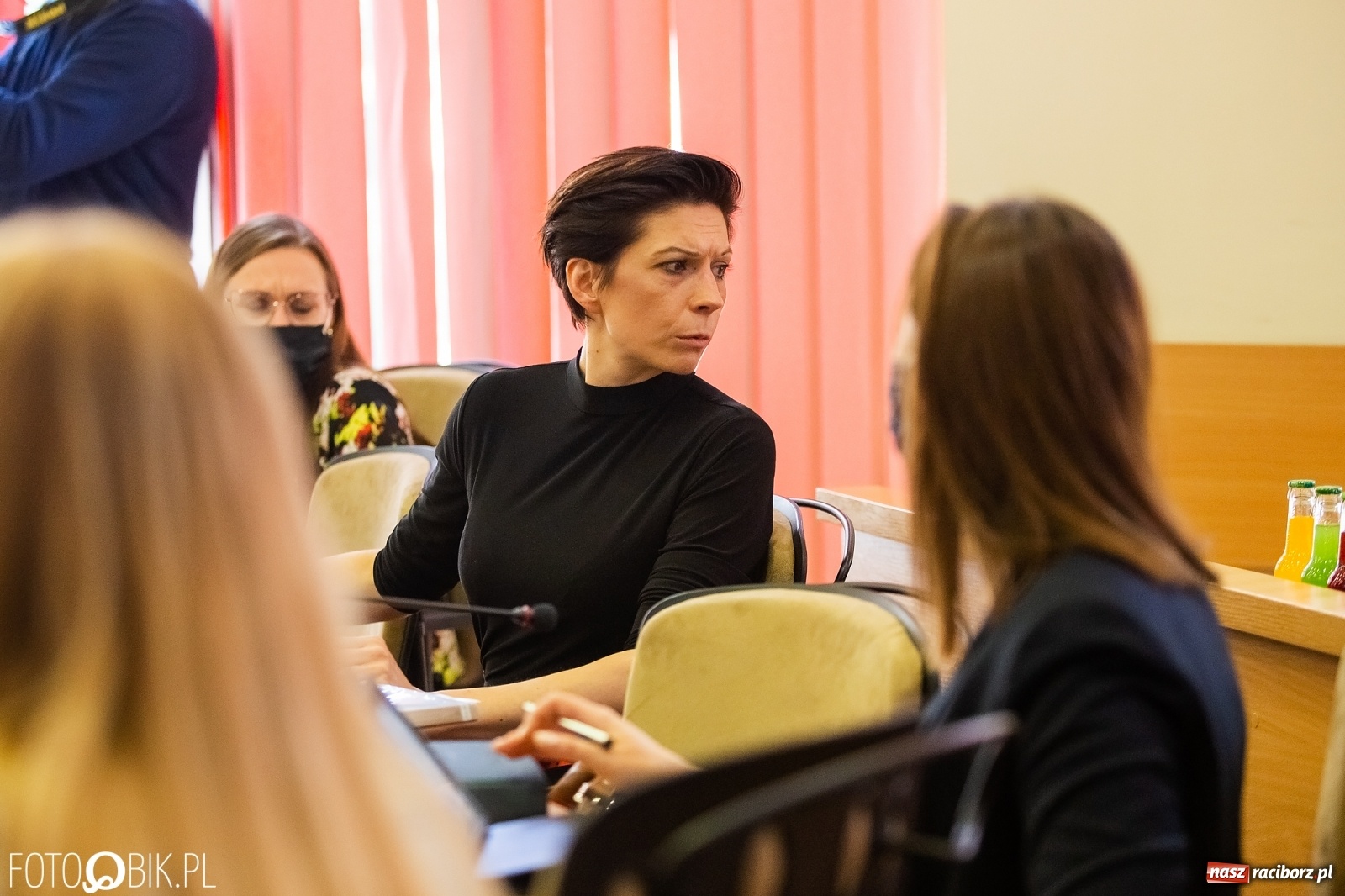 Zdjęcie w galerii na portalu naszraciborz.pl: Ławy radnych przerzedzone. Niespodziewanie sprawdzono obecność [lista wagarowiczów]  wiadomości z regionu