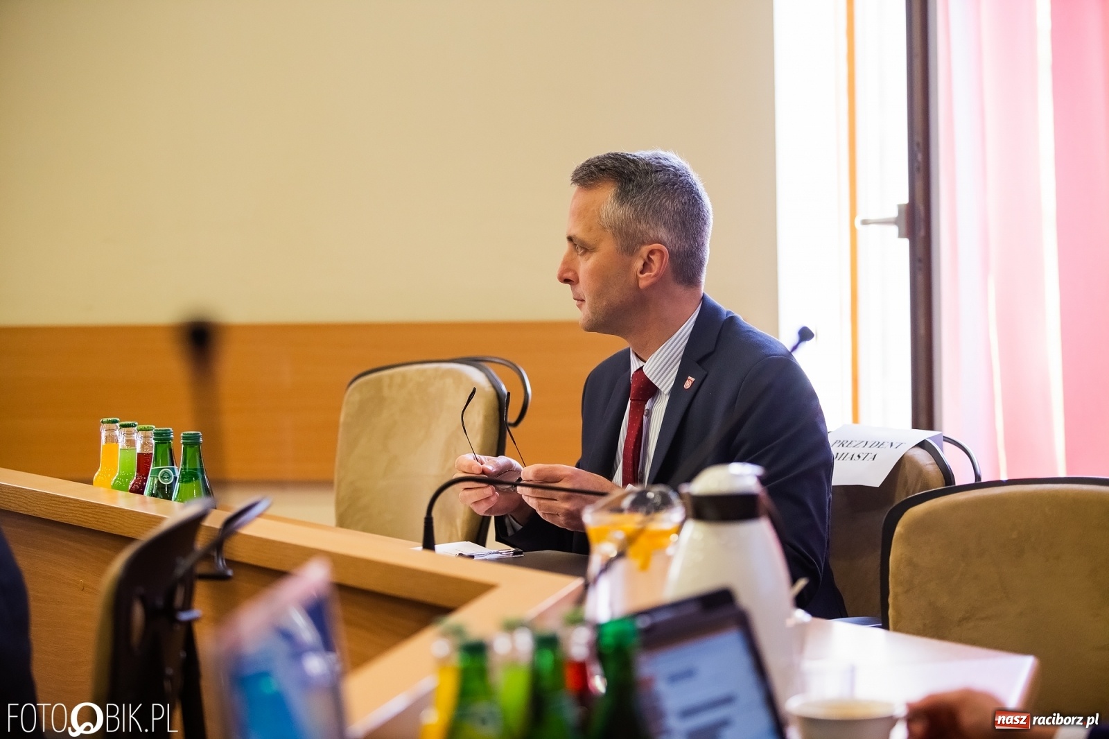 Zdjęcie w galerii na portalu naszraciborz.pl: Ławy radnych przerzedzone. Niespodziewanie sprawdzono obecność [lista wagarowiczów]  wiadomości z regionu