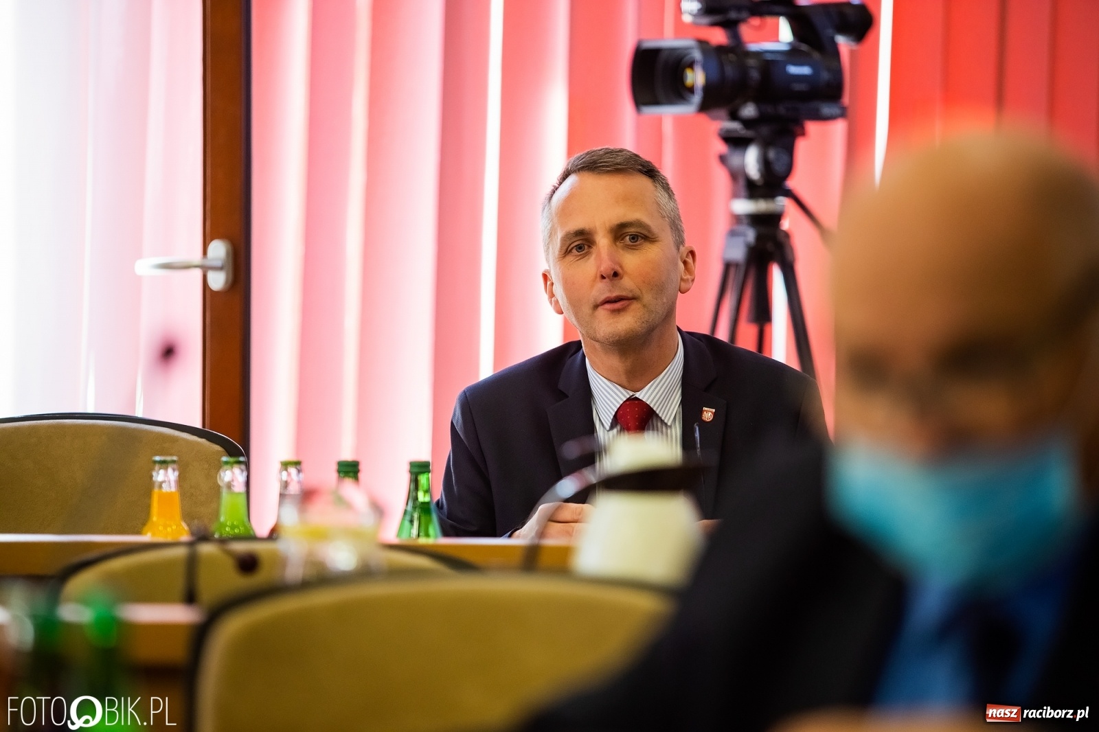 Zdjęcie w galerii na portalu naszraciborz.pl: Ławy radnych przerzedzone. Niespodziewanie sprawdzono obecność [lista wagarowiczów]  wiadomości z regionu