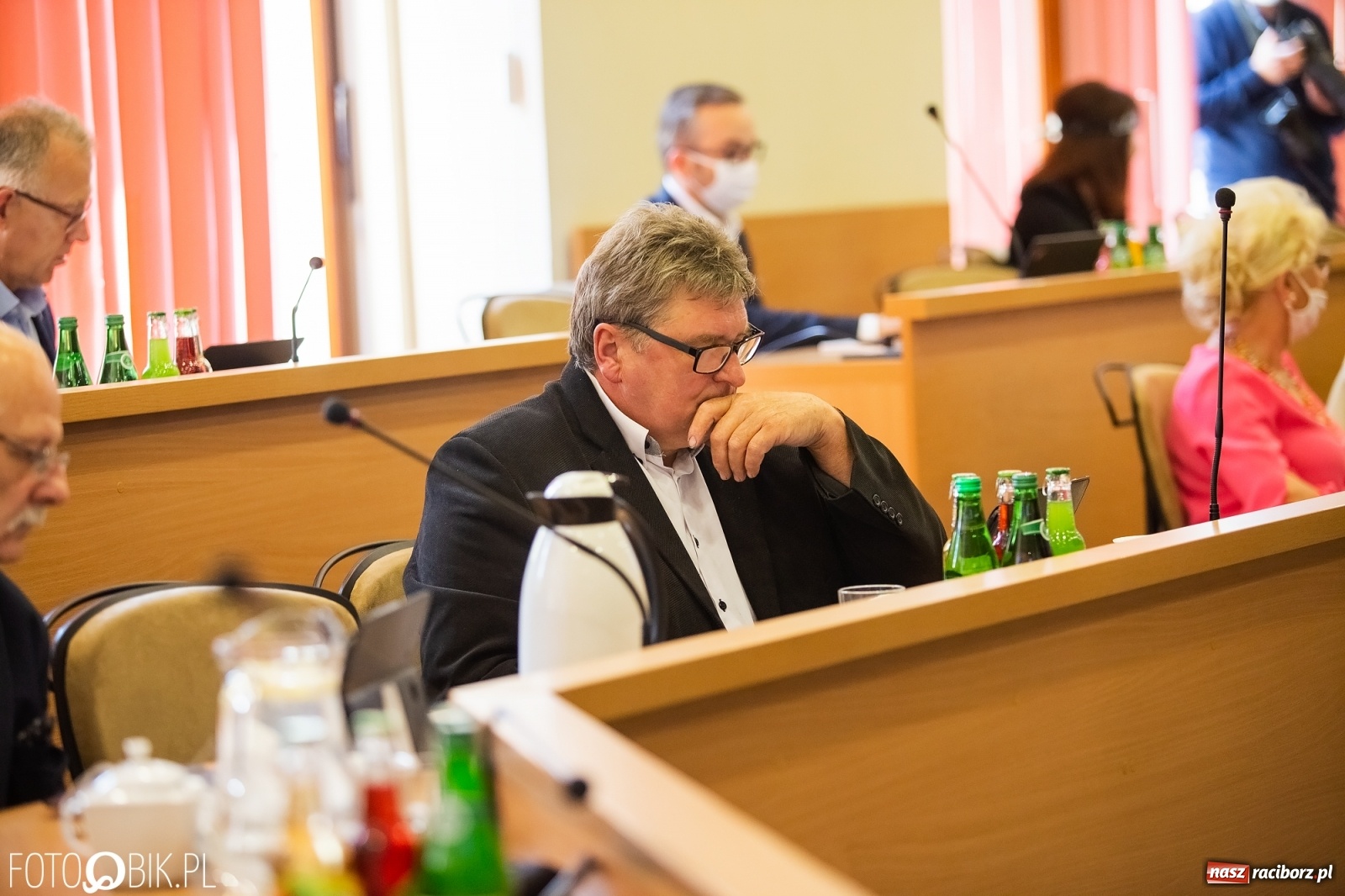 Zdjęcie w galerii na portalu naszraciborz.pl: Ławy radnych przerzedzone. Niespodziewanie sprawdzono obecność [lista wagarowiczów]  wiadomości z regionu